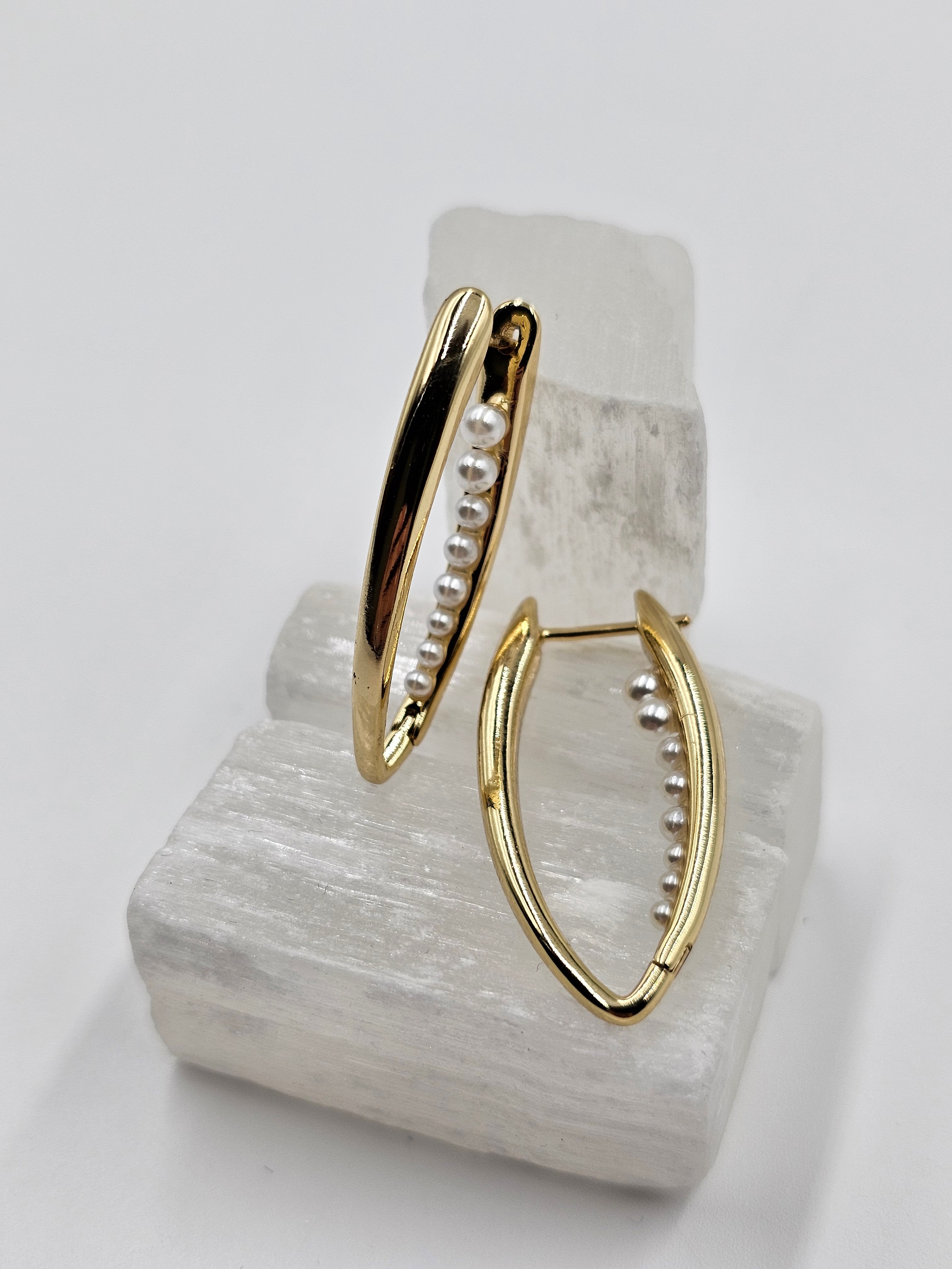 ALTIN KAPLAMA İNCİLİ TASARIM HALKA KÜPE