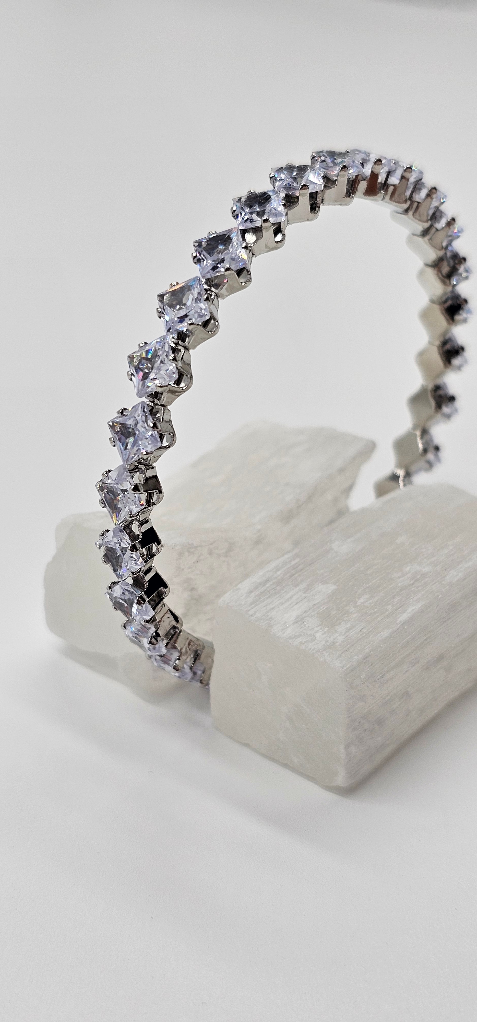 ÖZEL SERİ GÜMÜŞ KAPLAMA MEKİK SIRALI ZİRKON TAŞ ESNEK BİLEKLİK