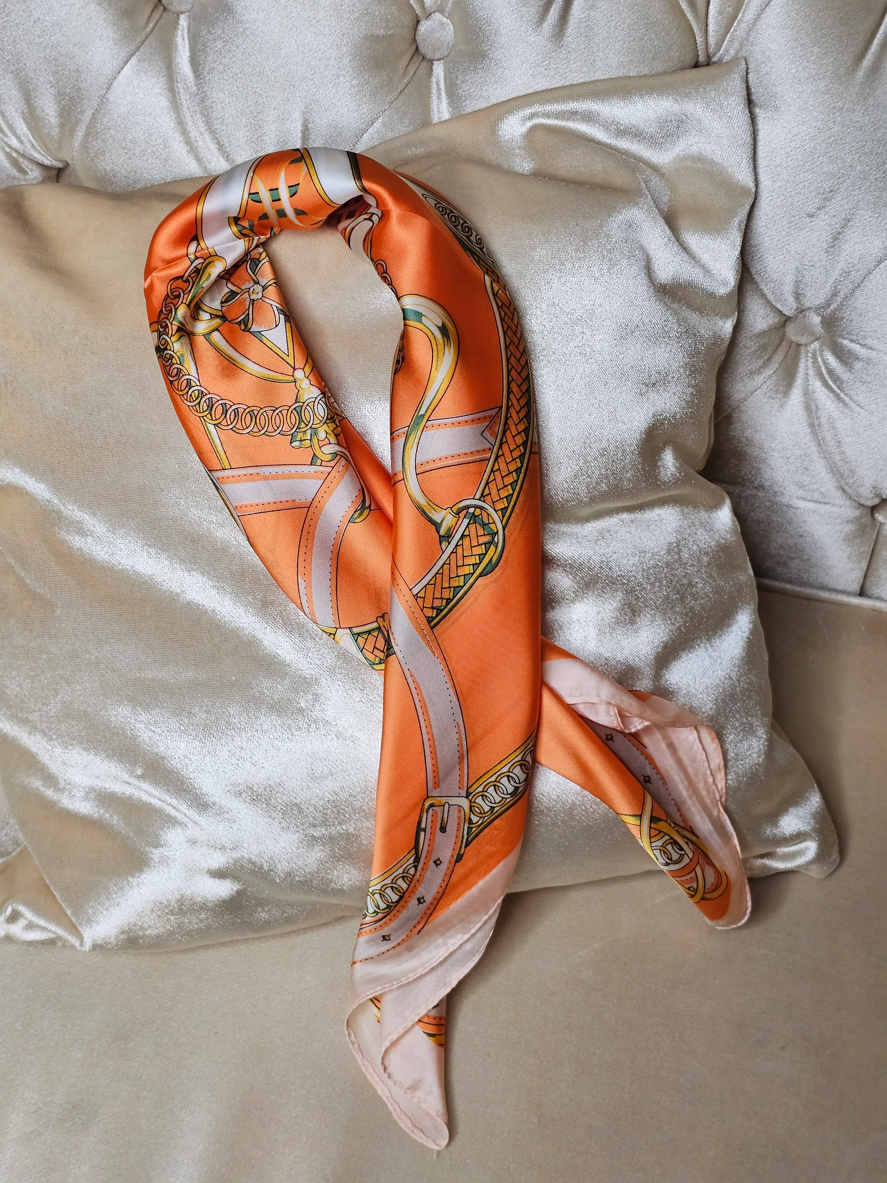 DESENLİ  TURUNCU SATEN FULAR (70X70)