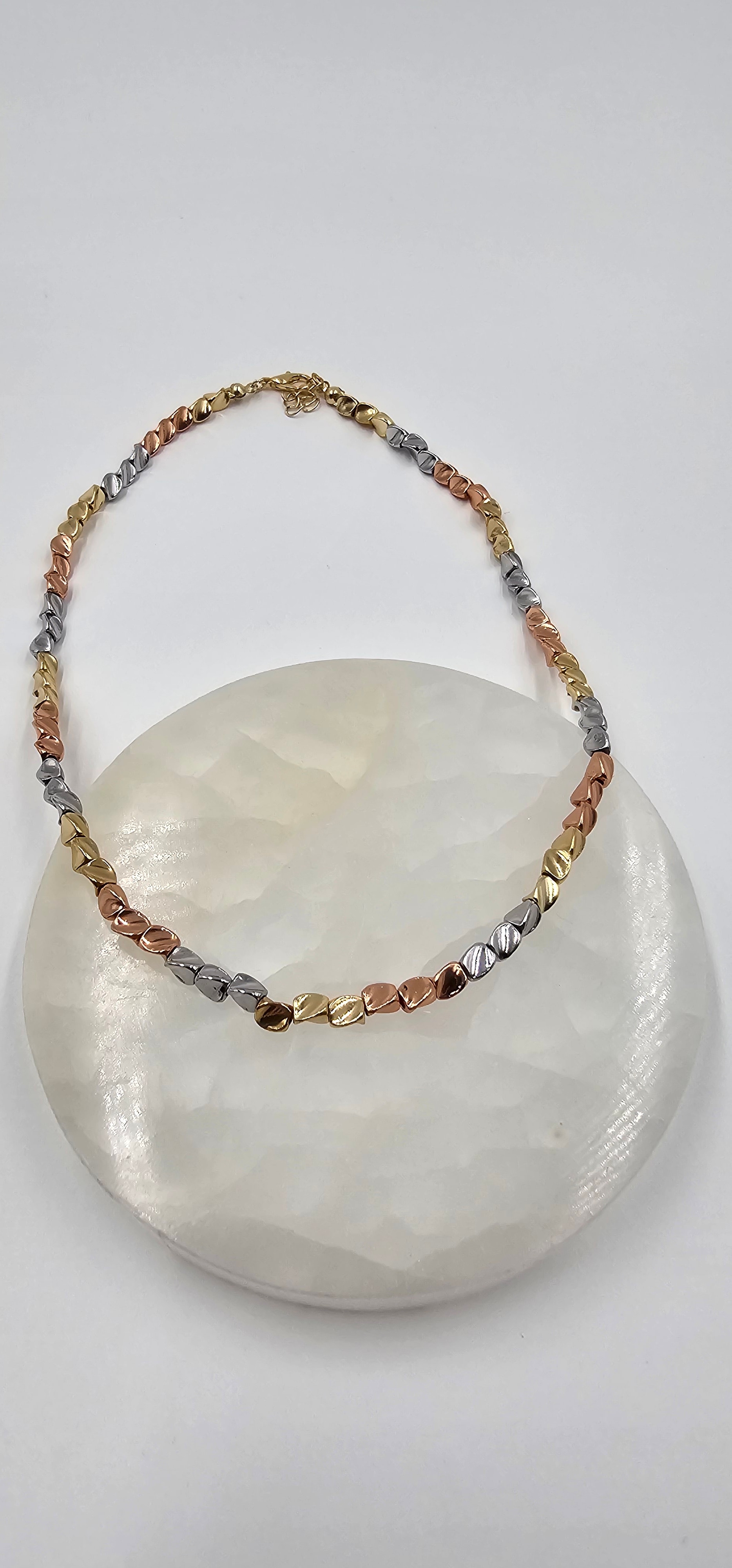 ALTIN KAPLAMA ÜÇ RENKLİ KIVRIMLI BONCUK MODEL ZİNCİR KOLYE (40 CM)