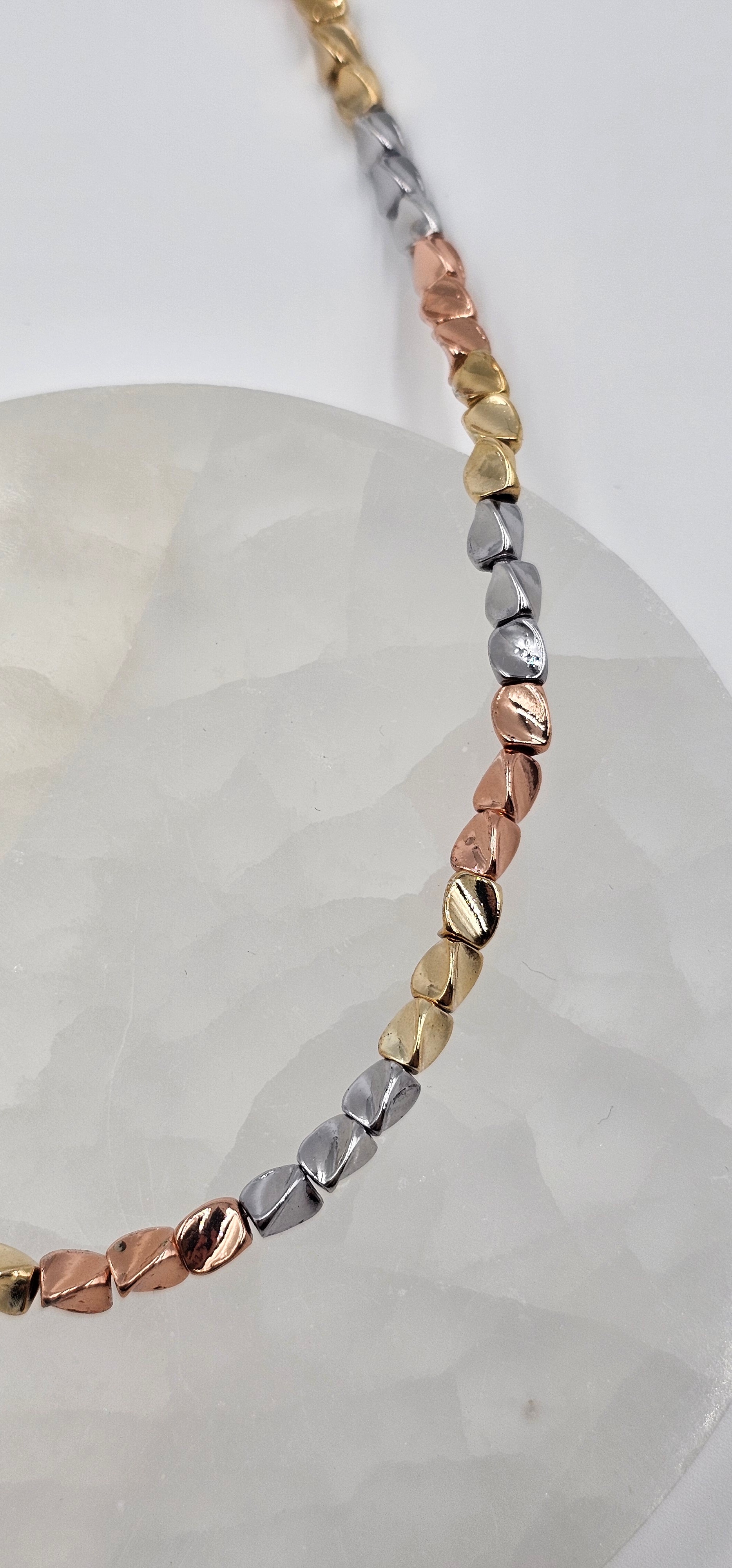 ALTIN KAPLAMA ÜÇ RENKLİ KIVRIMLI BONCUK MODEL ZİNCİR KOLYE (40 CM)