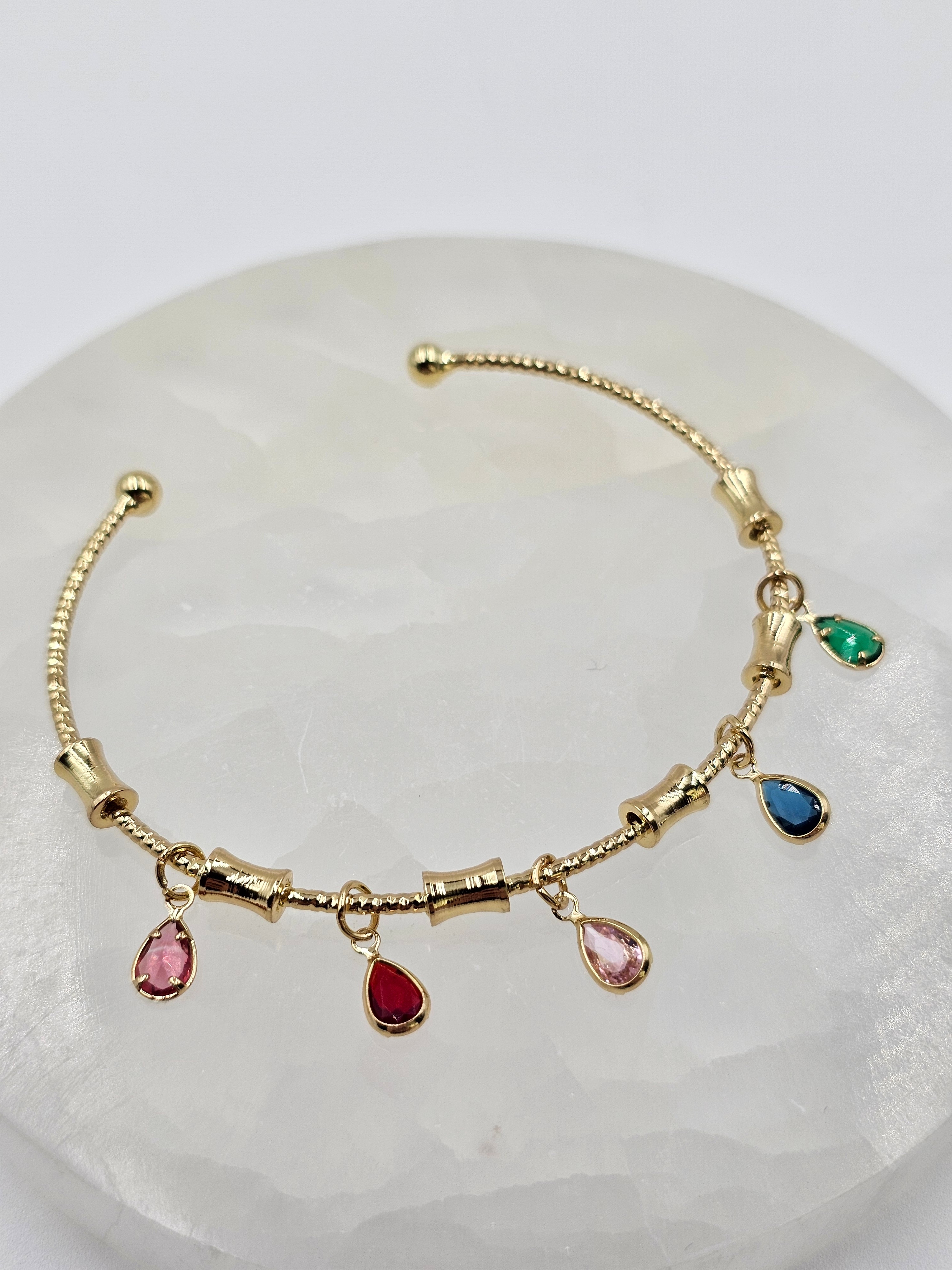 ALTIN KAPLAMA RENKLİ TAŞLI KELEPÇE BİLEZİK