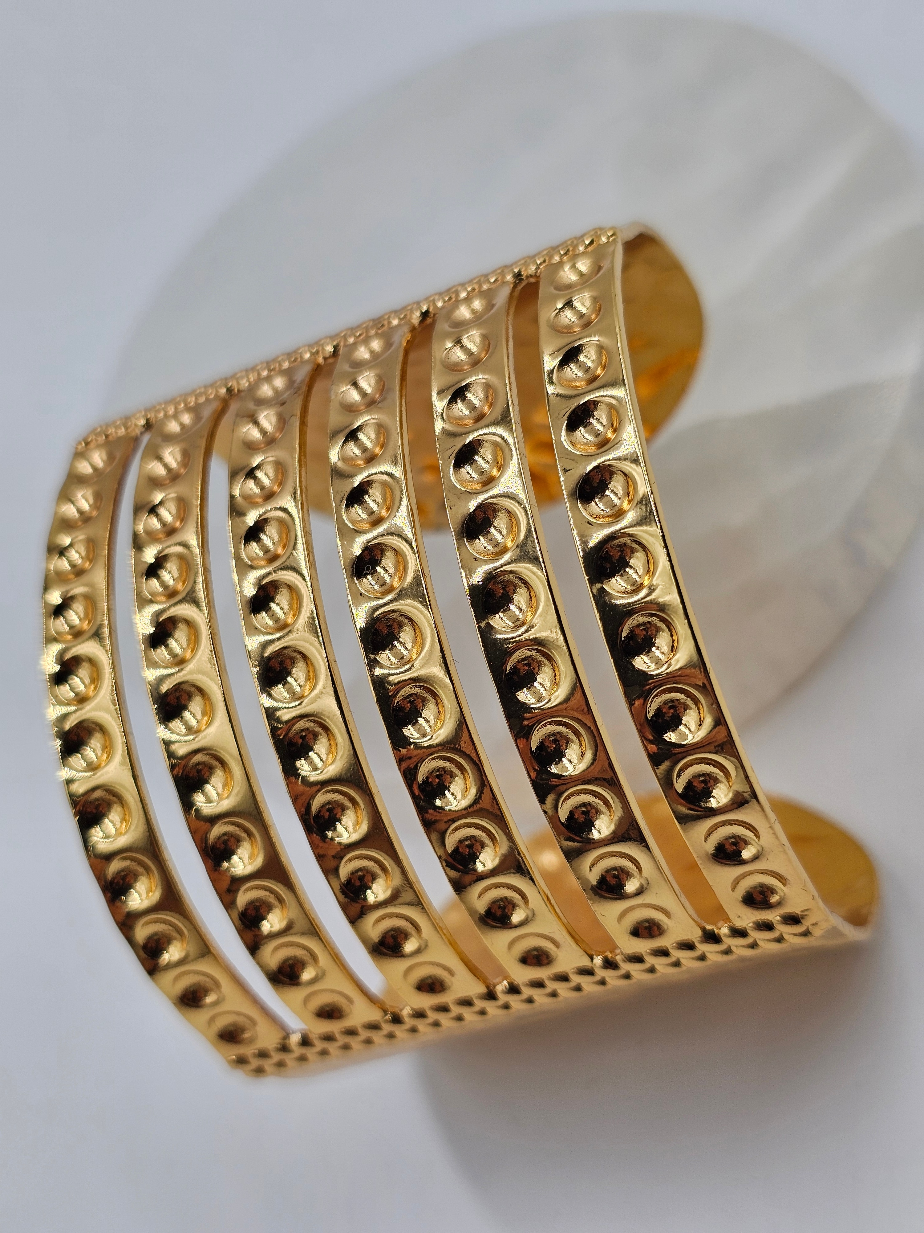 ALTIN KAPLAMA İŞLEMELİ KELEPÇE