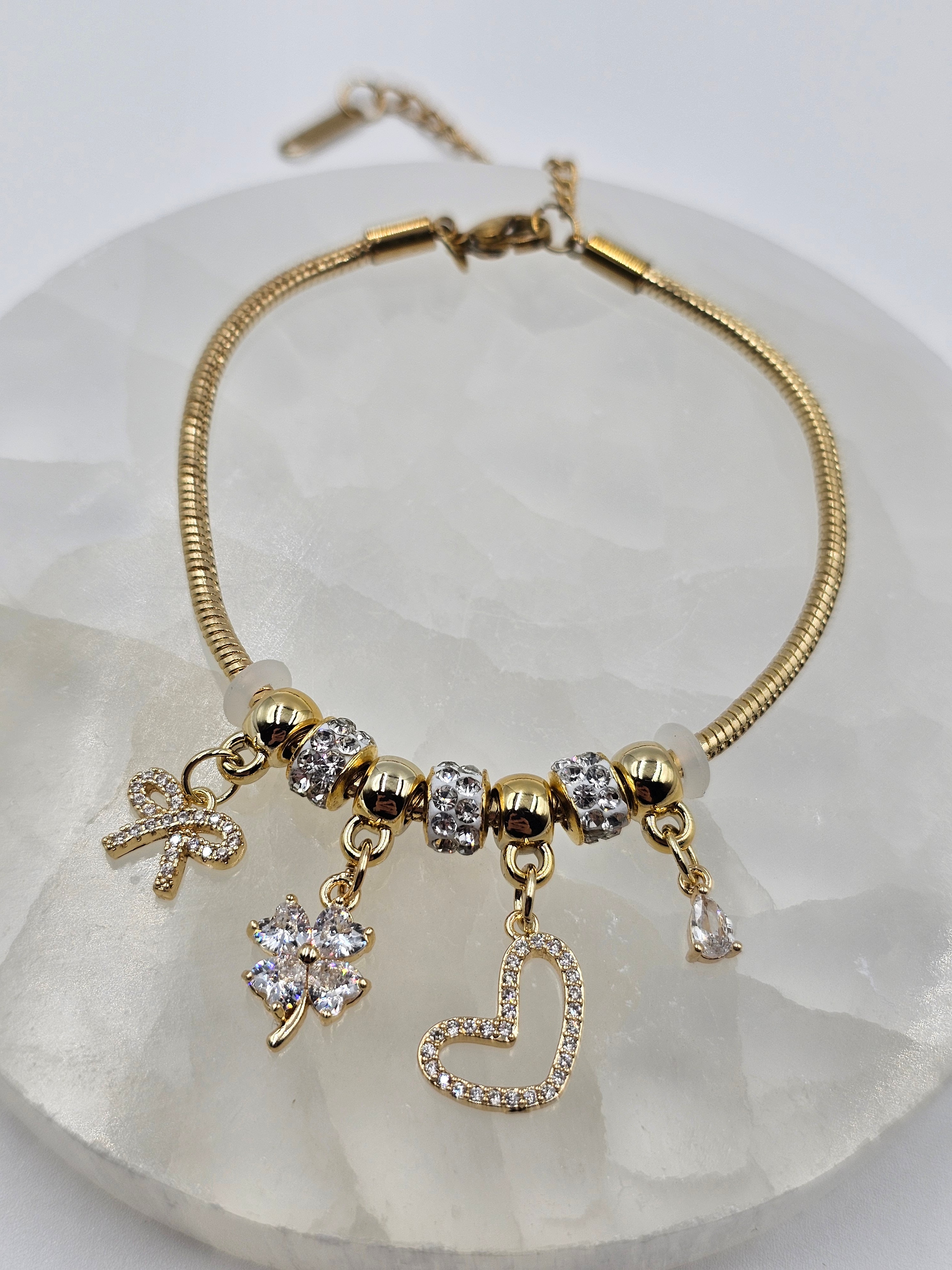 ÇELİK ALTIN KAPLAMA CHARMLI ZİNCİR BİLEKLİK