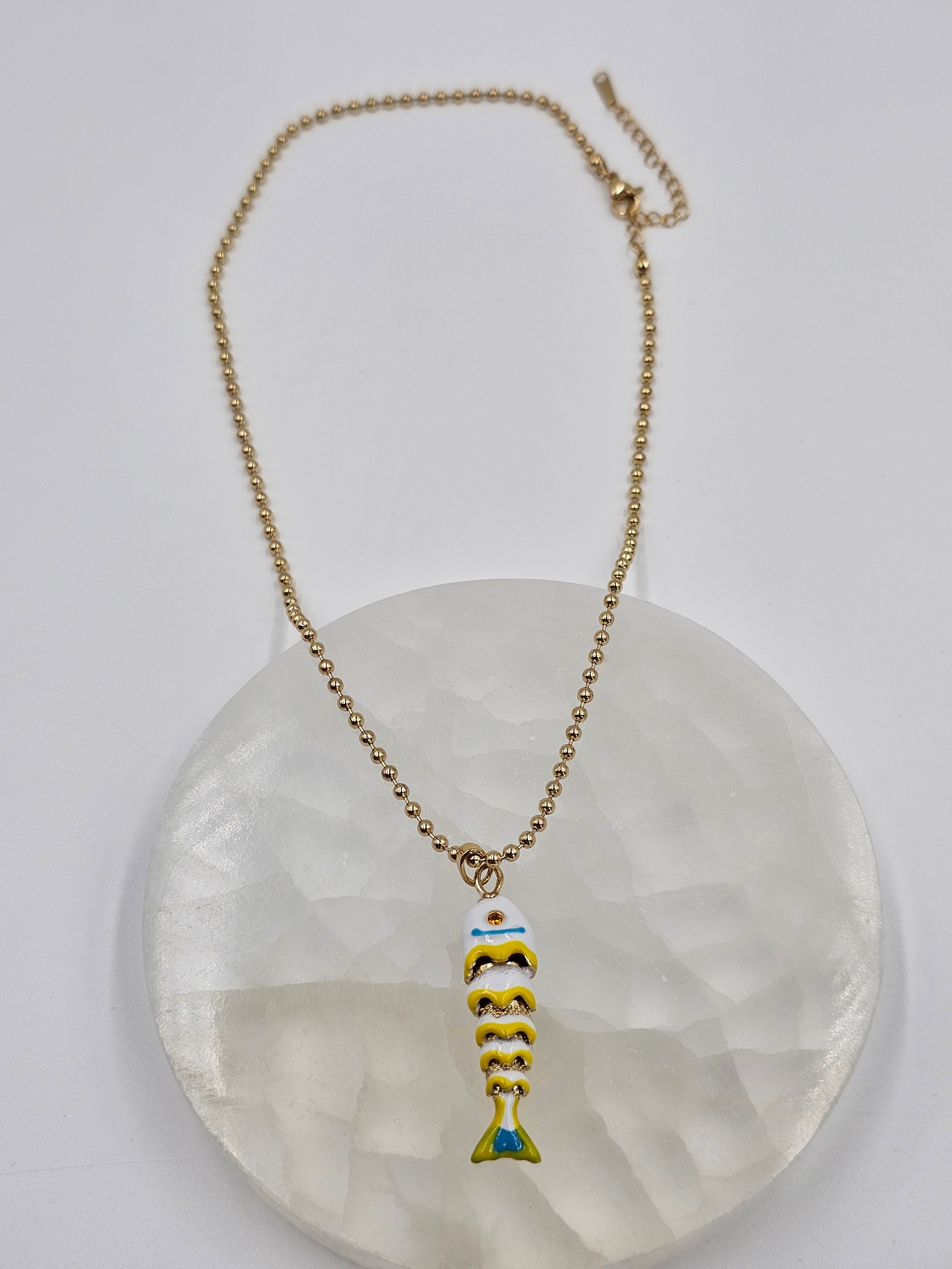 ÖZEL SERİ TOPÇUK ZİNCİRDE SARI RENKLİ MİNELİ KIVRIMLI BALIK FİGÜR KOLYE