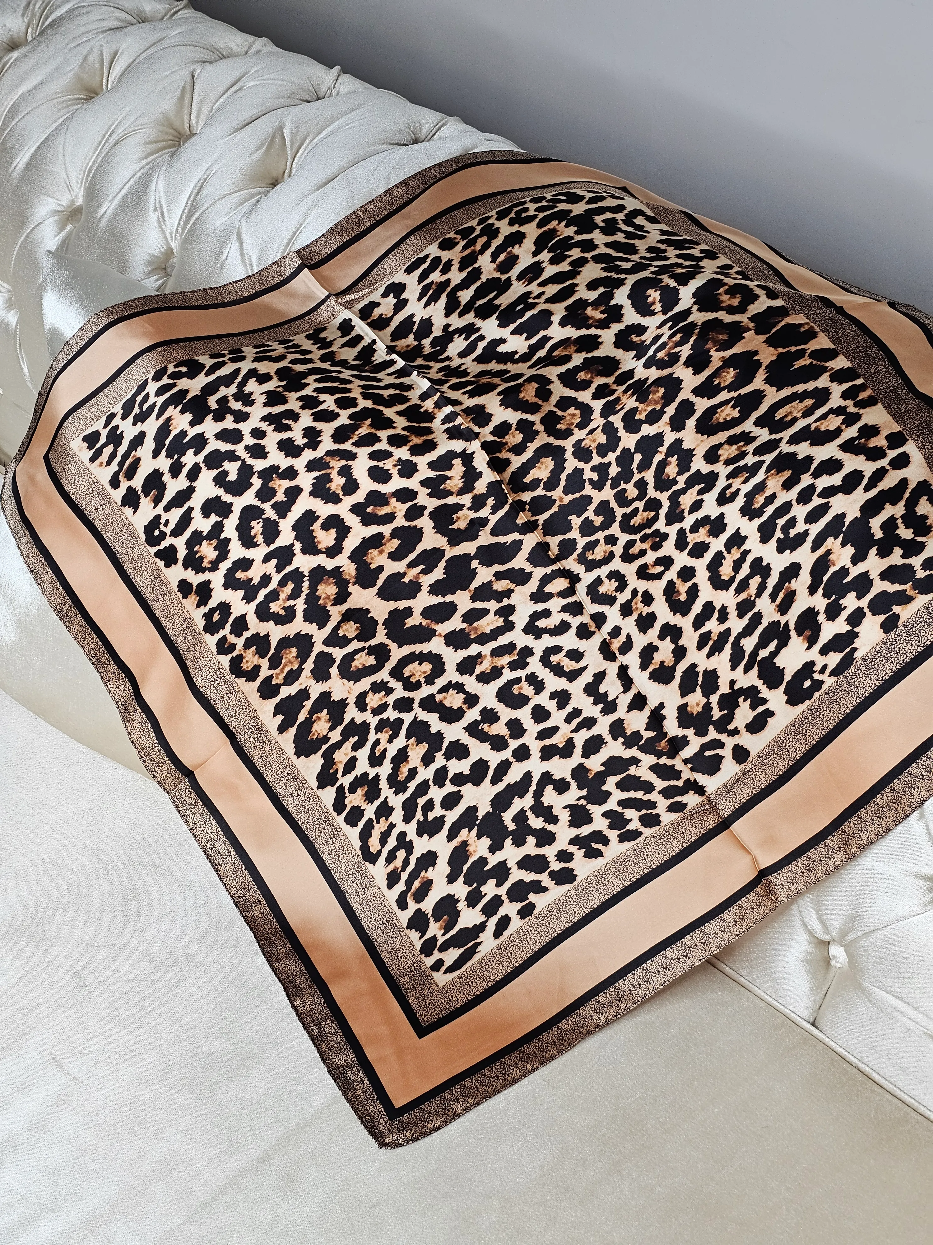 LEOPAR DESENLİ SATEN FULAR (70X70)