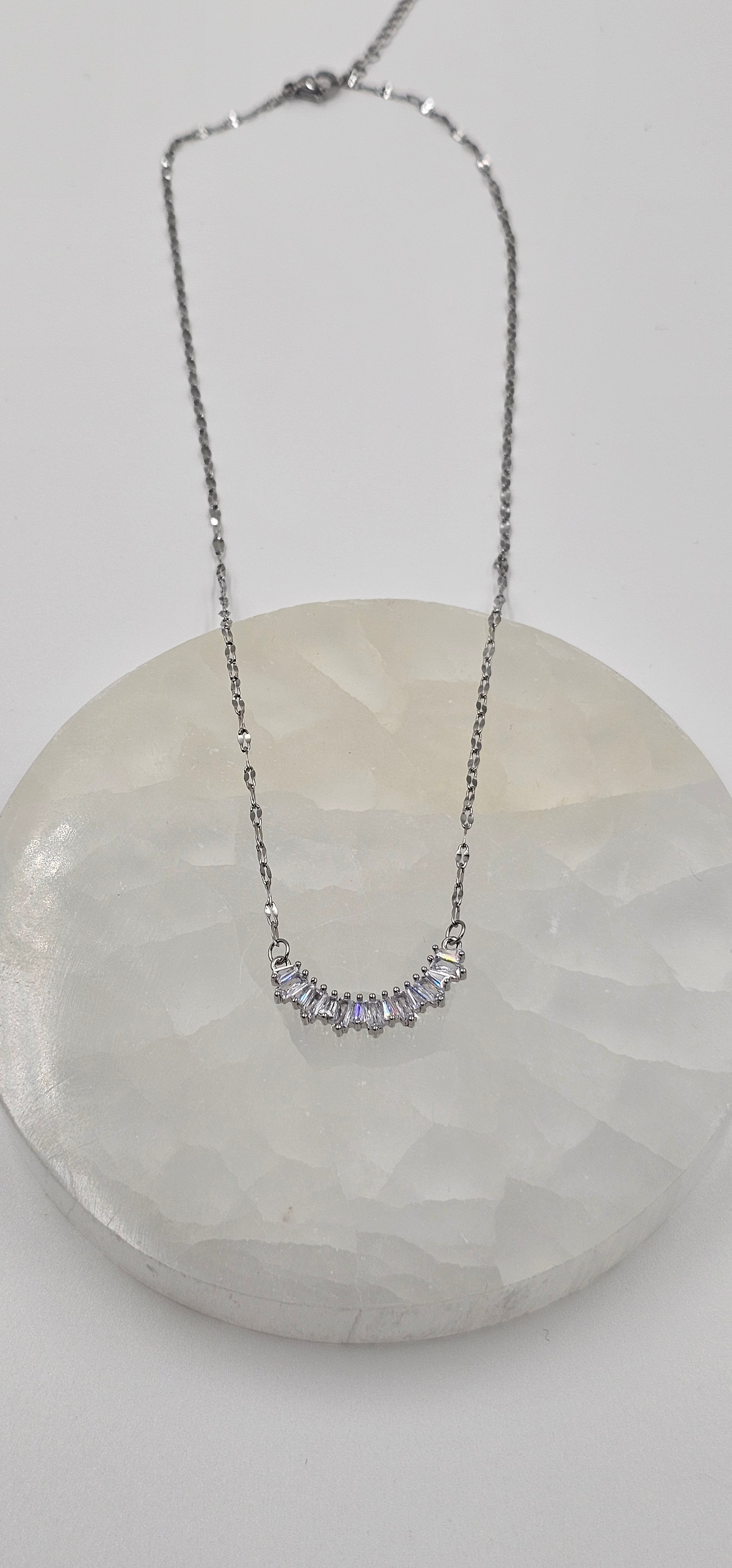 GÜMÜŞ KAPLAM SIRA BAGET TAŞLI KOLYE