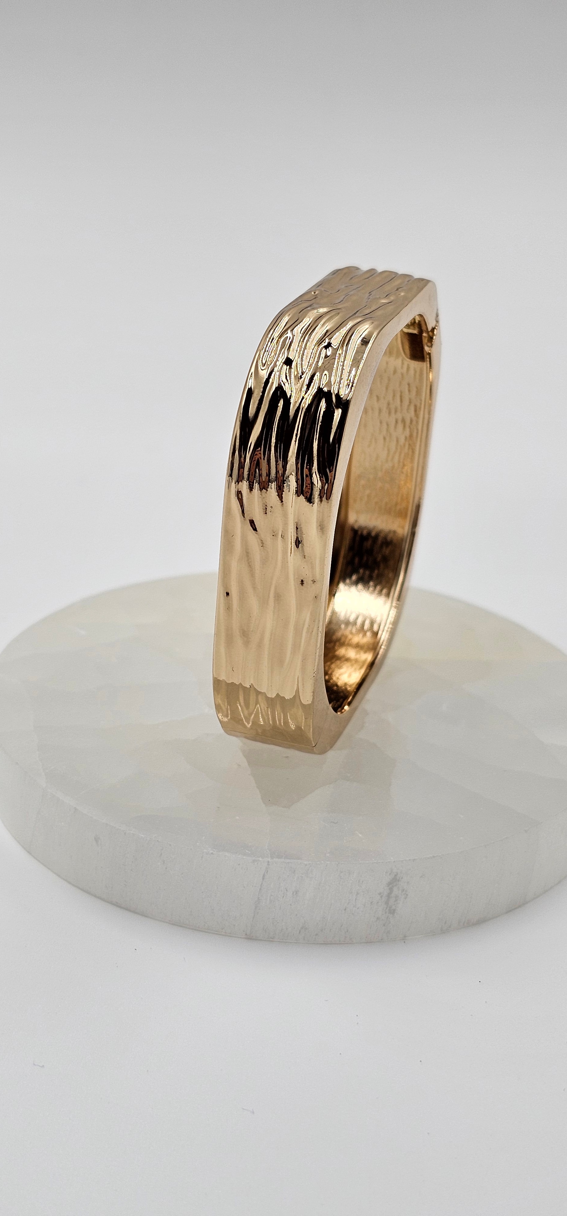 ALTIN KAPLAMA TASARIM DOKULU KELEPÇE