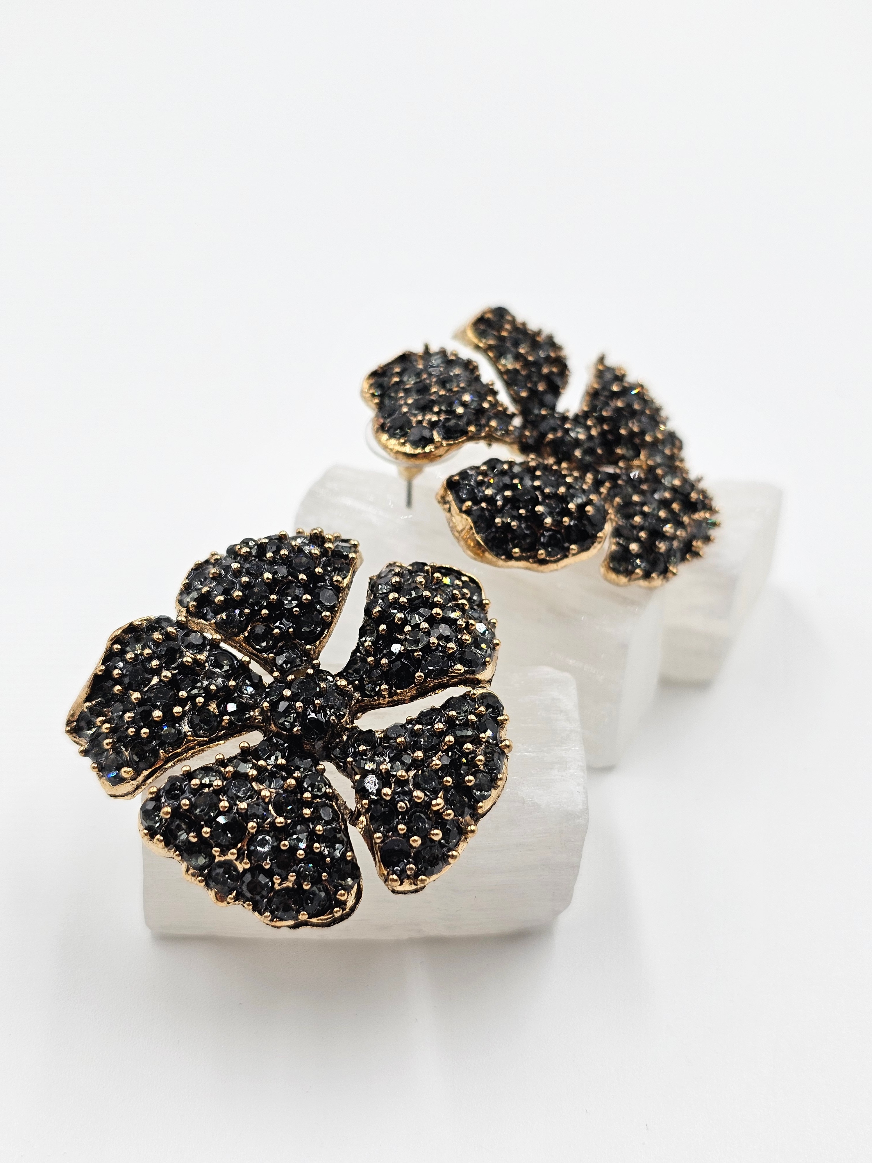 ALTIN KAPLAMA SİYAH TAŞLI ÇİÇEK TASARIM KÜPE