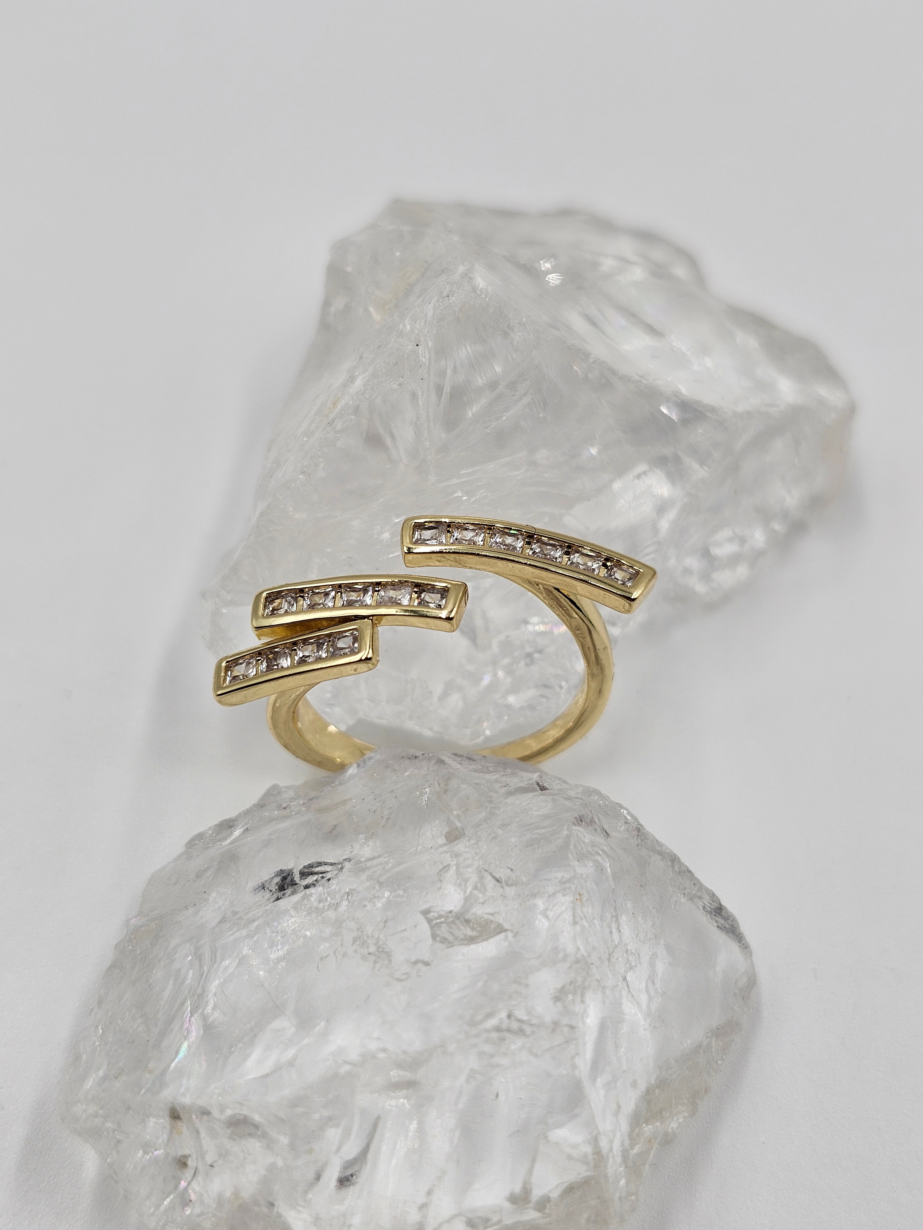 ALTIN KAPLAMA ZİRKON ÜÇ SIRALI TAŞLI YÜZÜK