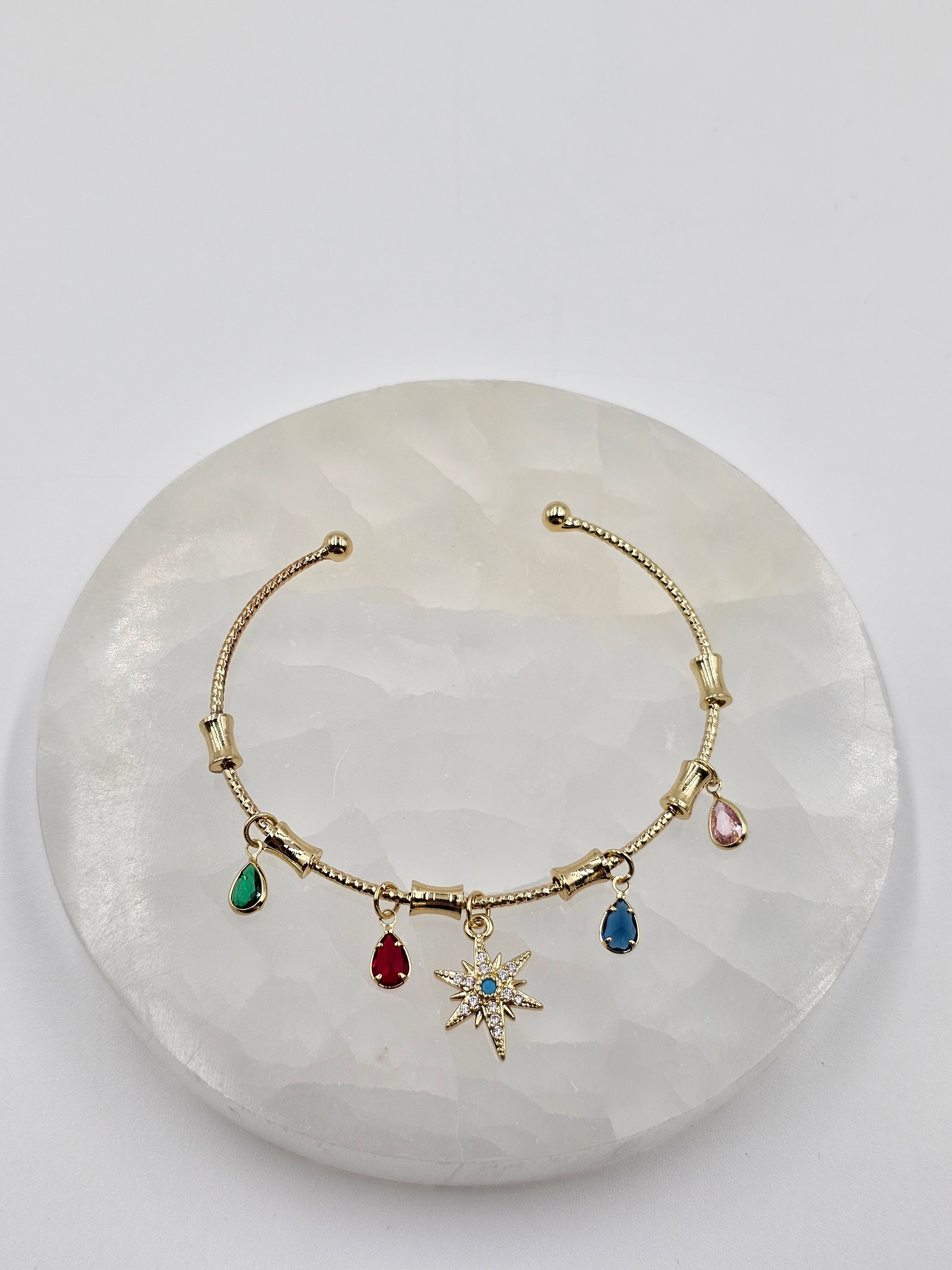 ALTIN KAPLAMA RENKLİ TAŞLI YILDIZLI KELEPÇE BİLEZİK