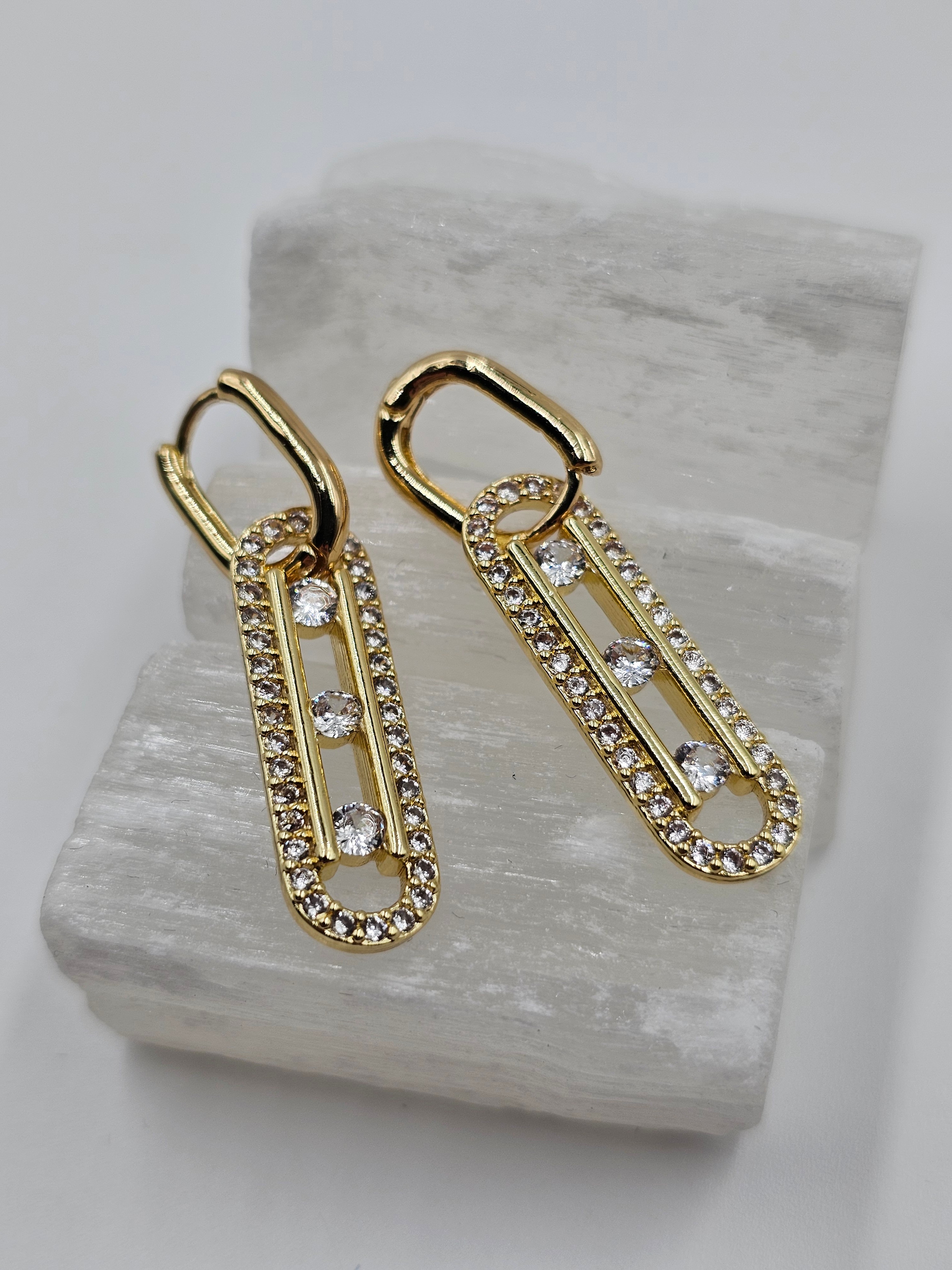 ALTIN KAPLAMA SALLANTILI ÜÇSIRA TAŞLI TASARIM KÜPE