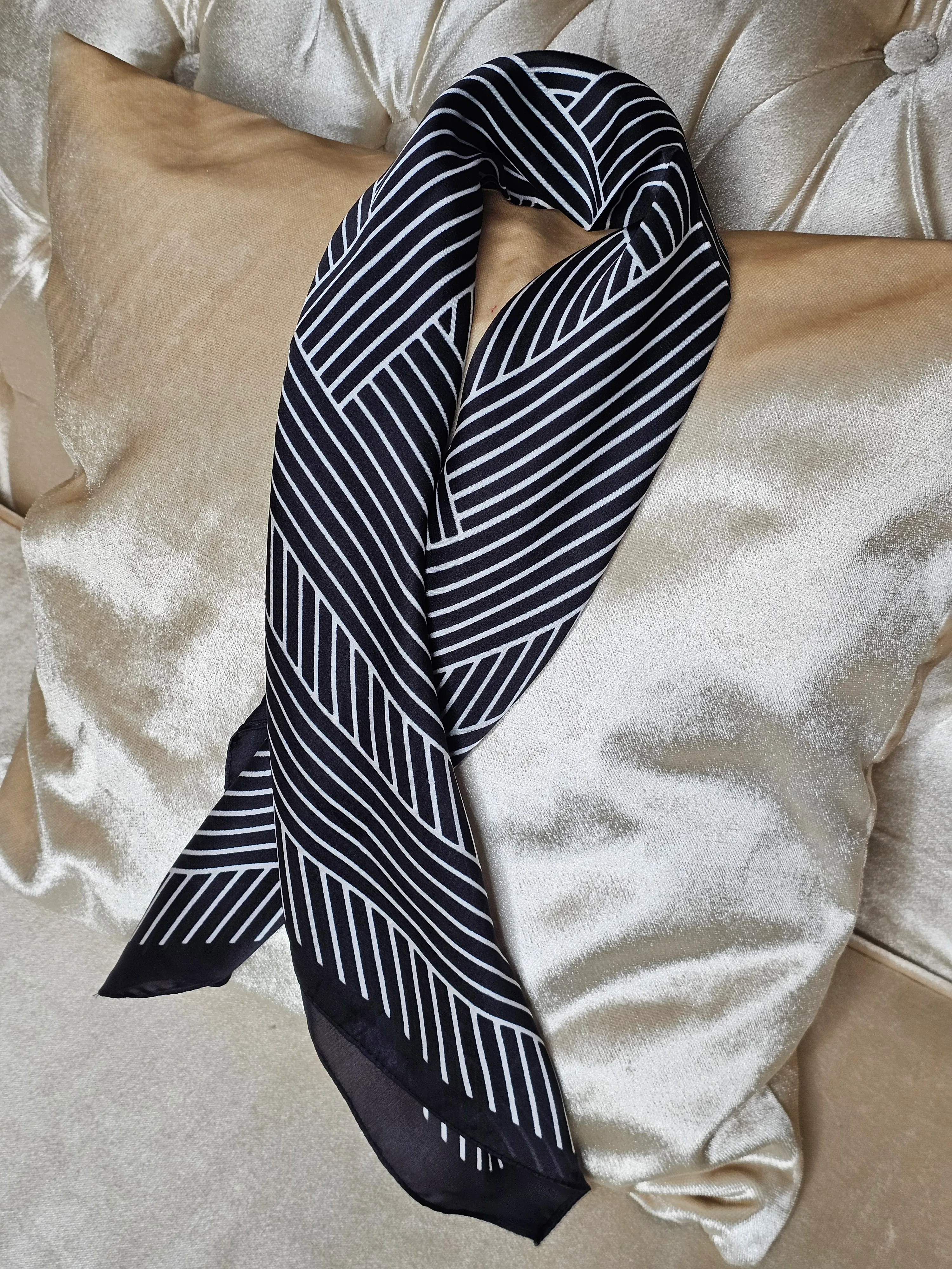 DESENLİ  SİYAH BEYAZ SATEN FULAR (70X70)