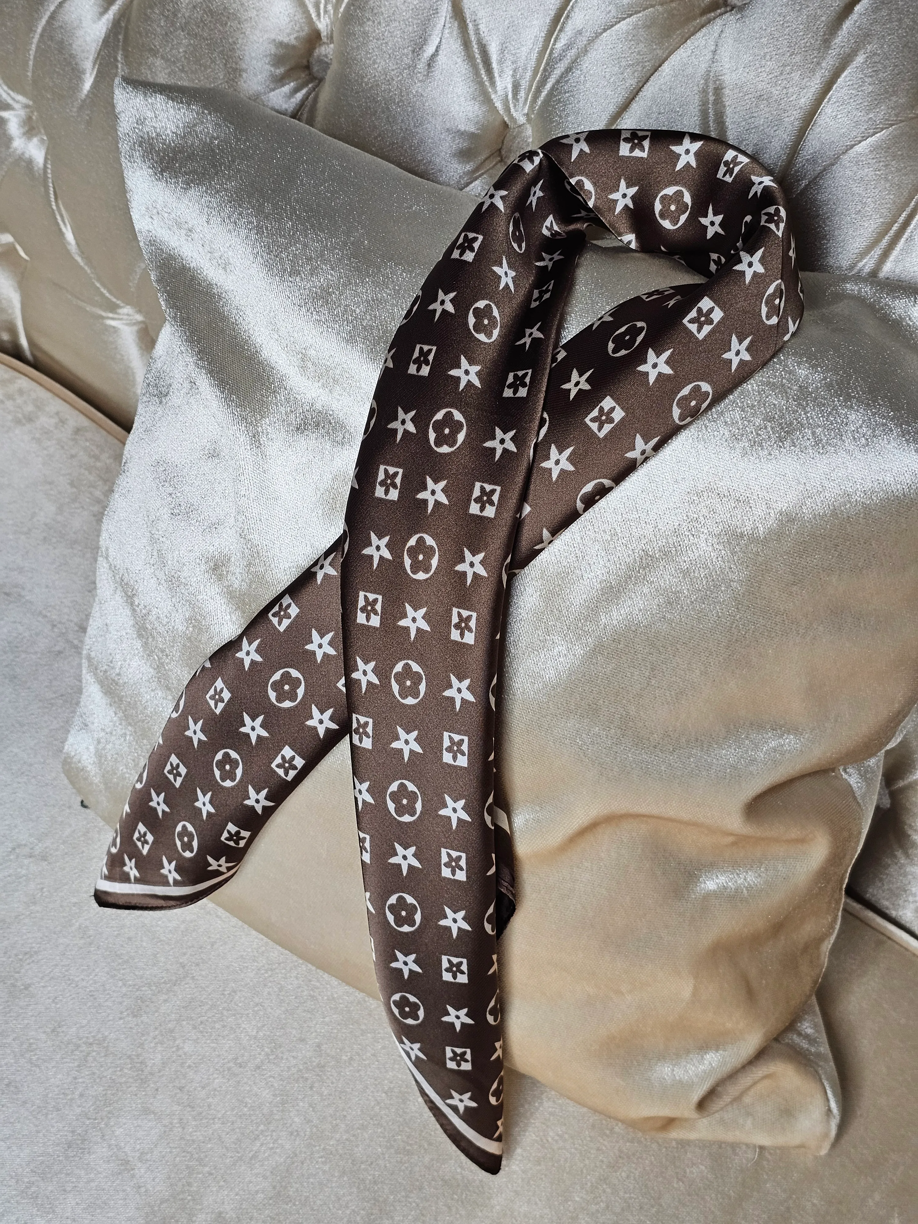 DESENLİ  KAHVERENGİ SATEN FULAR (70X70)