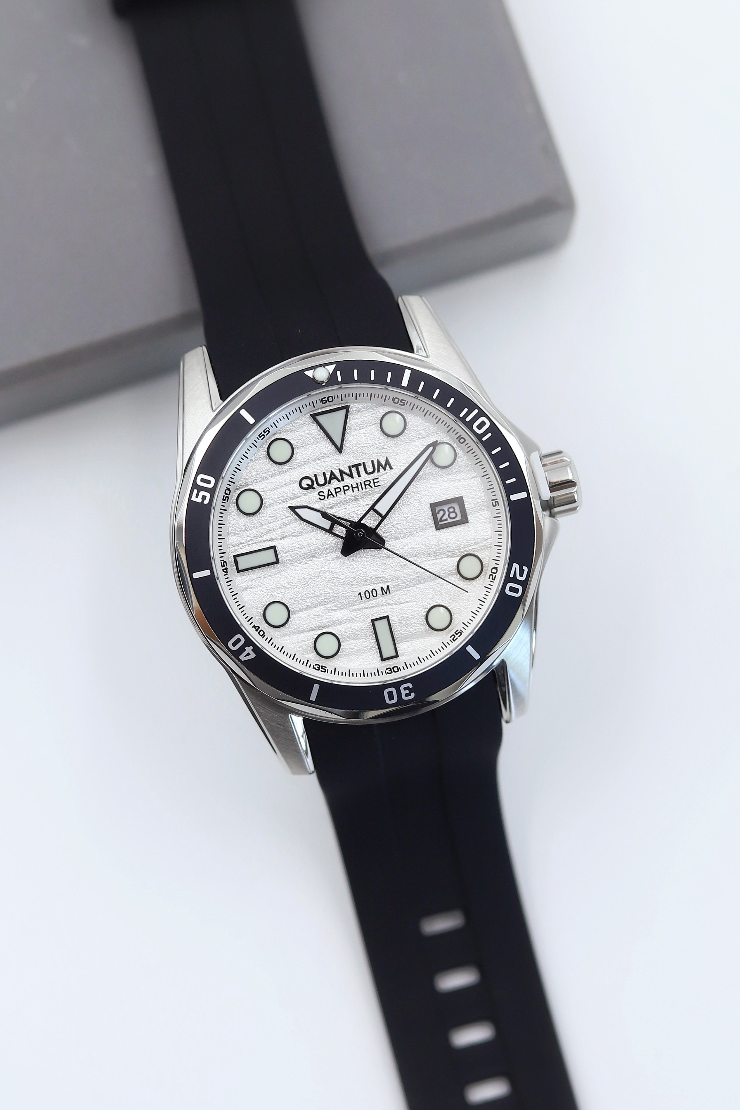 Quantum Safir Cam Silikon Kordon Erkek Kol Saati ASW123-i1997Q