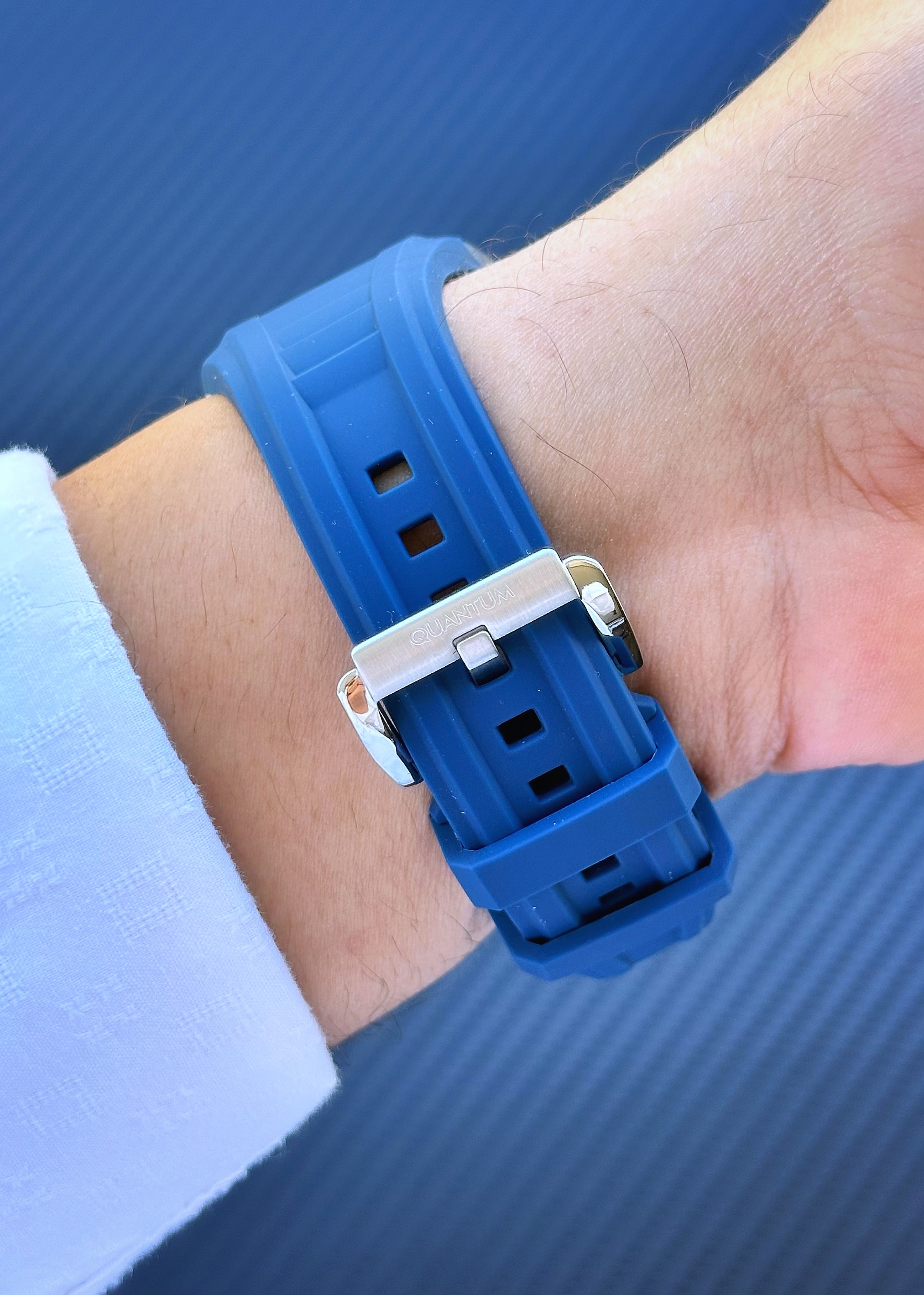 Quantum HNG1161.359 Lacivert Silikon Kordon Erkek Kol Saati
