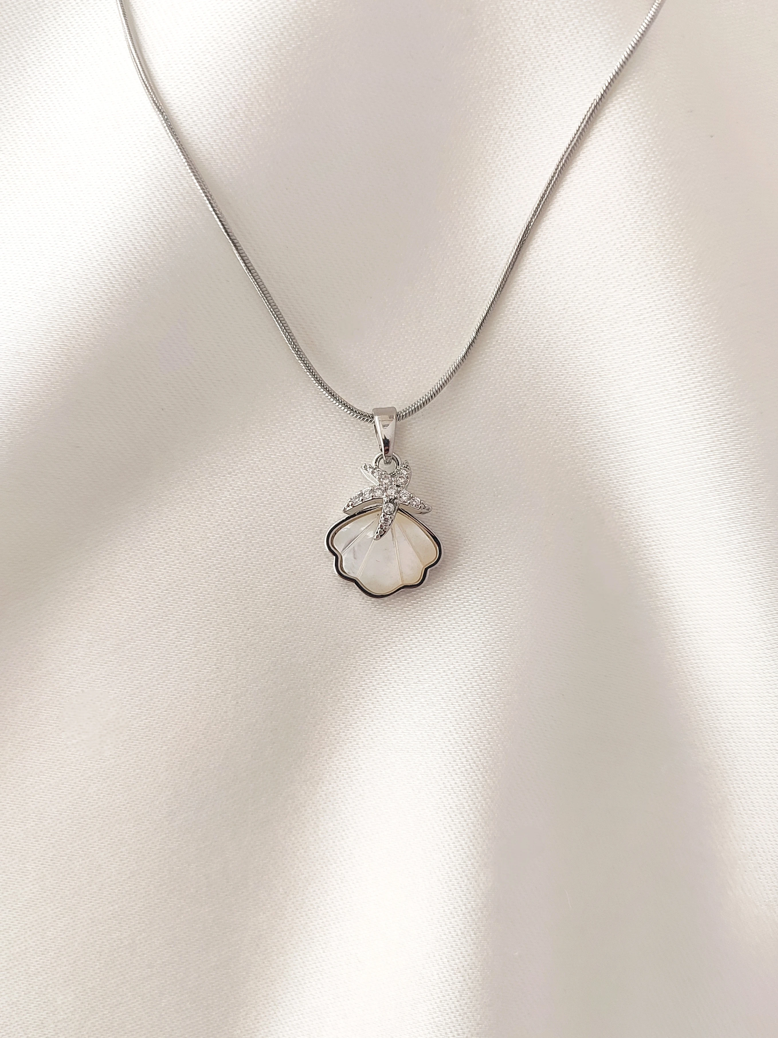 Kadın Çelik Deniz Yıldızı Detaylı İstiridye Model Kolye