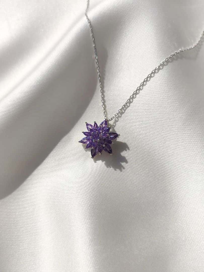 925