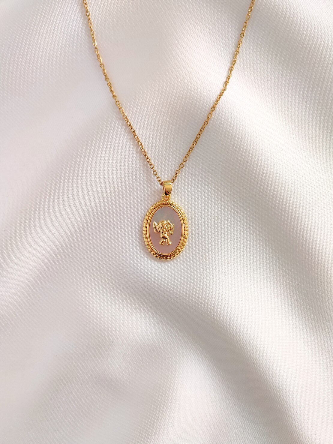 Kadın Paslanmaz Çelik Gold Oval Otantik Eros Aşk Tanrısı Figürlü Kolye