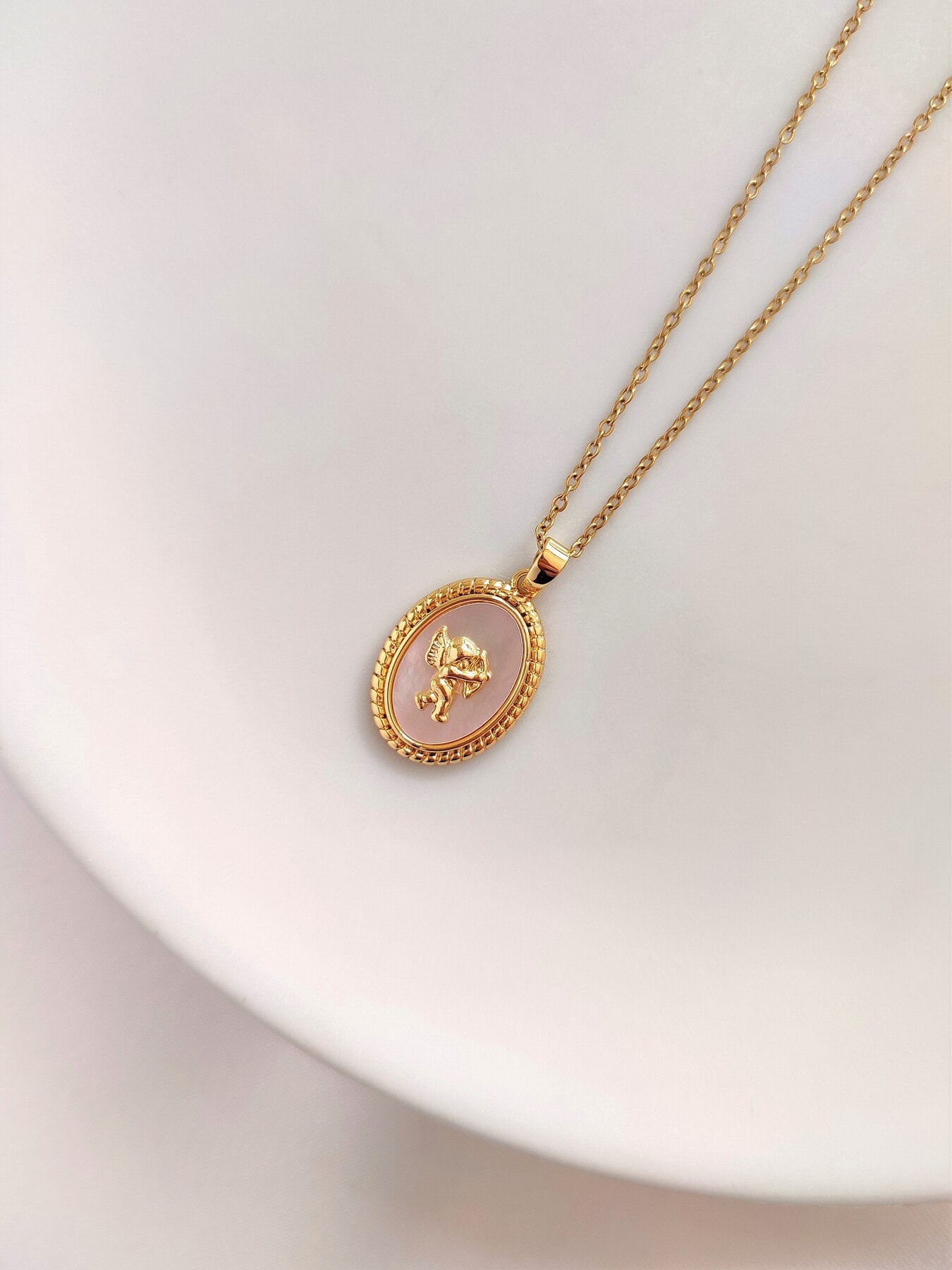 Kadın Paslanmaz Çelik Gold Oval Otantik Eros Aşk Tanrısı Figürlü Kolye