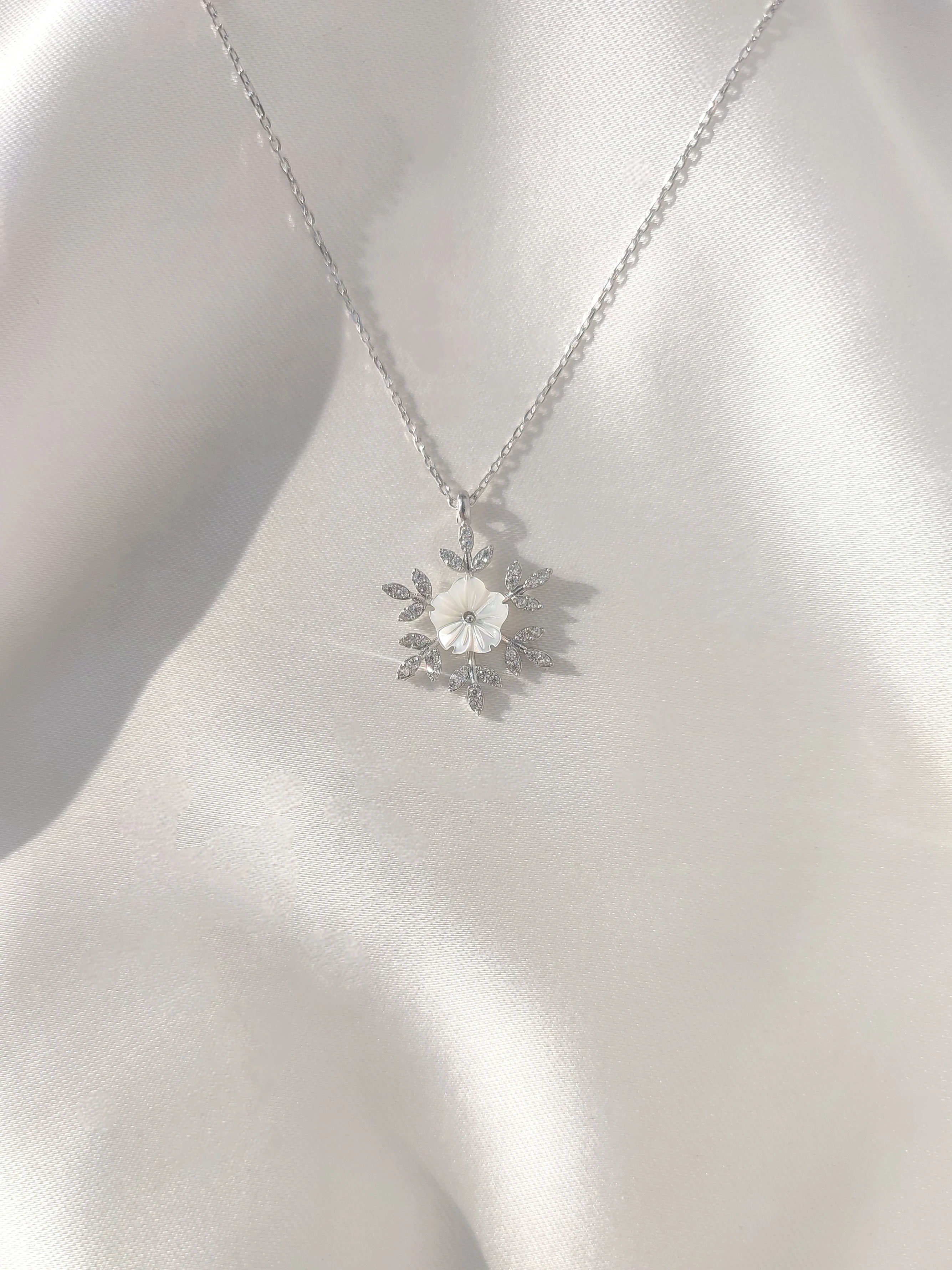 925 Ayar Gümüş Sedef Çiçekli Kar Tanesi Kolye