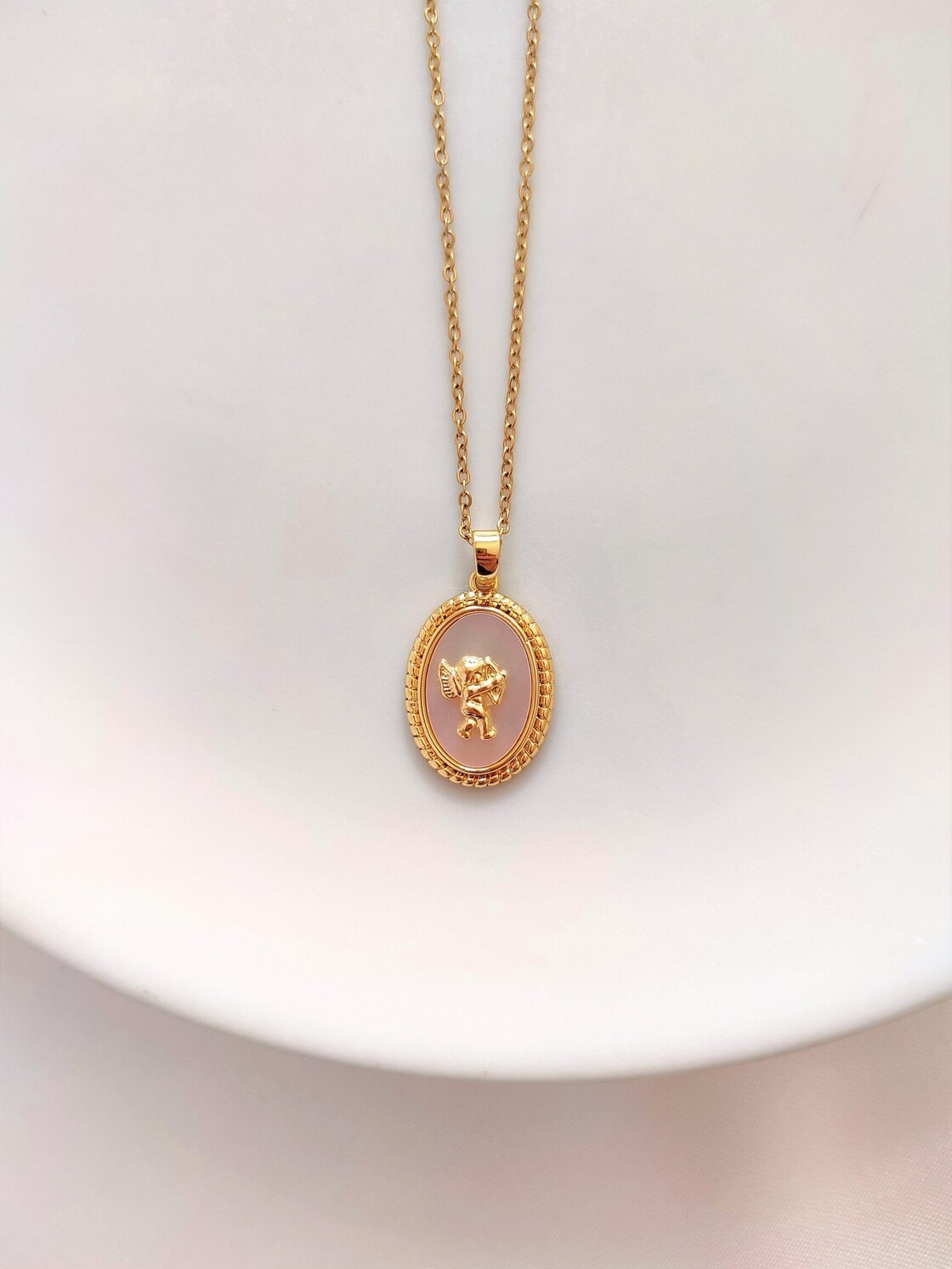 Kadın Paslanmaz Çelik Gold Oval Otantik Eros Aşk Tanrısı Figürlü Kolye