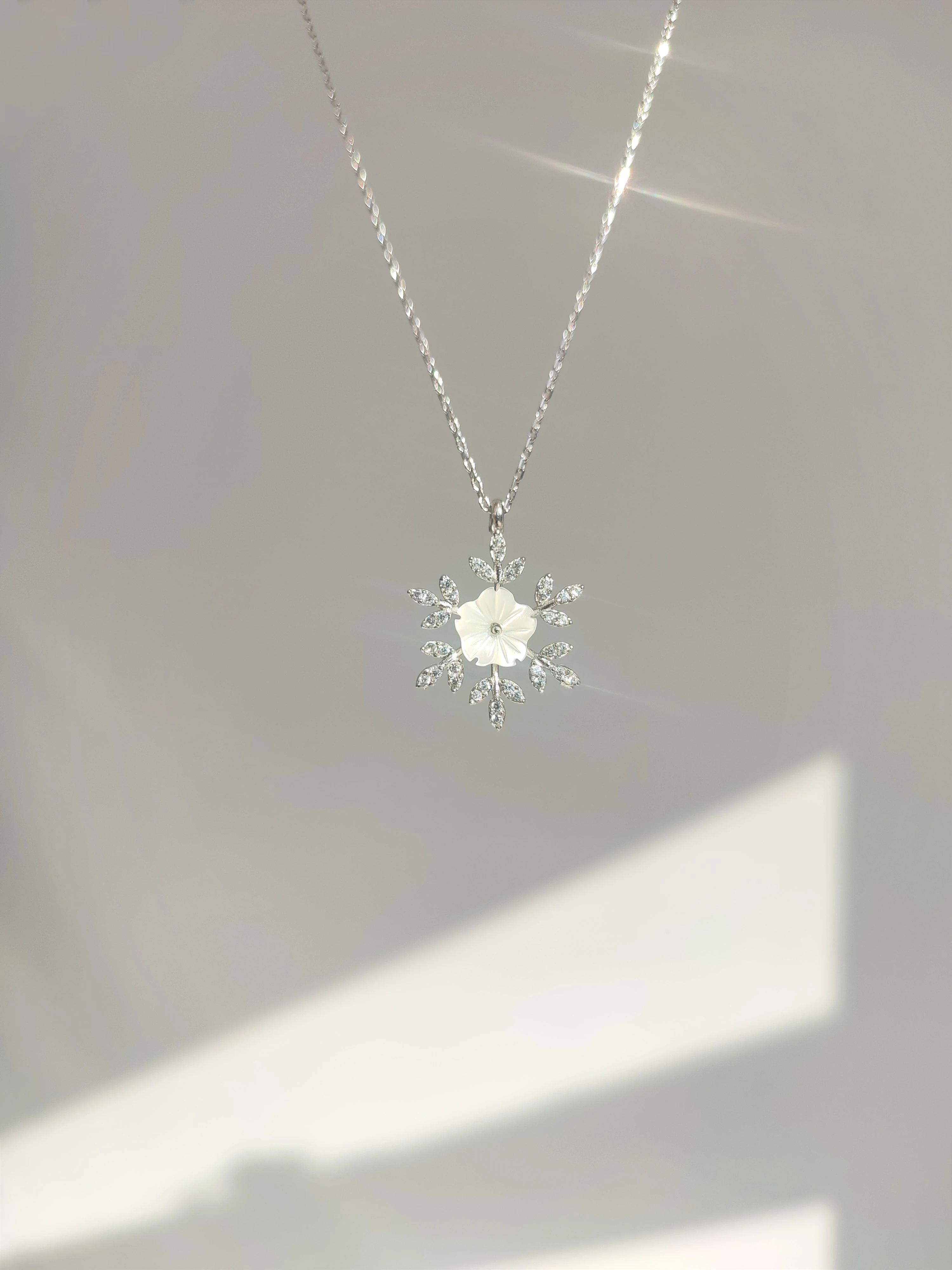 925 Ayar Gümüş Sedef Çiçekli Kar Tanesi Kolye