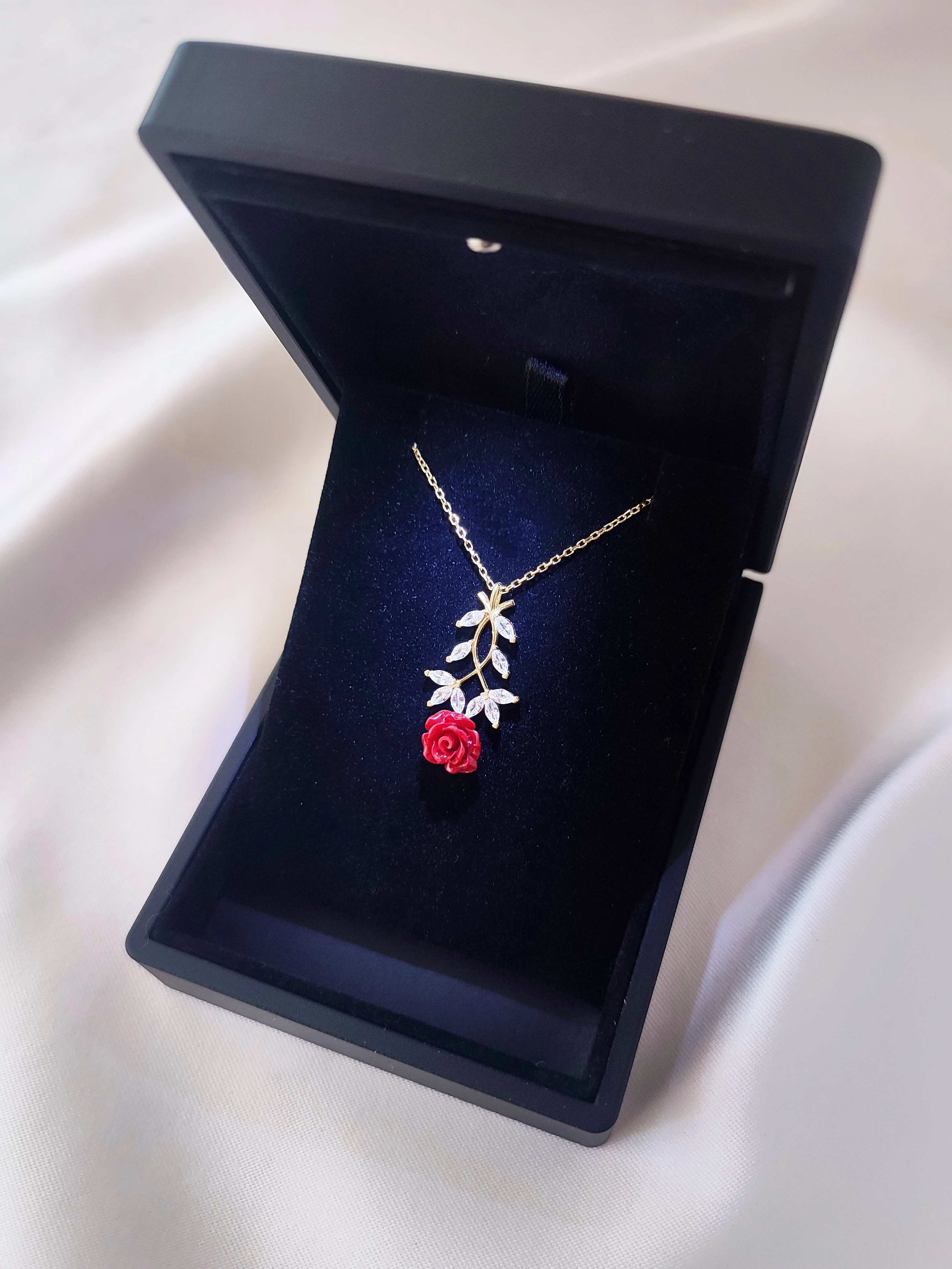 925 Ayar Gümüş Zarif Kırmızı Gül Kolye