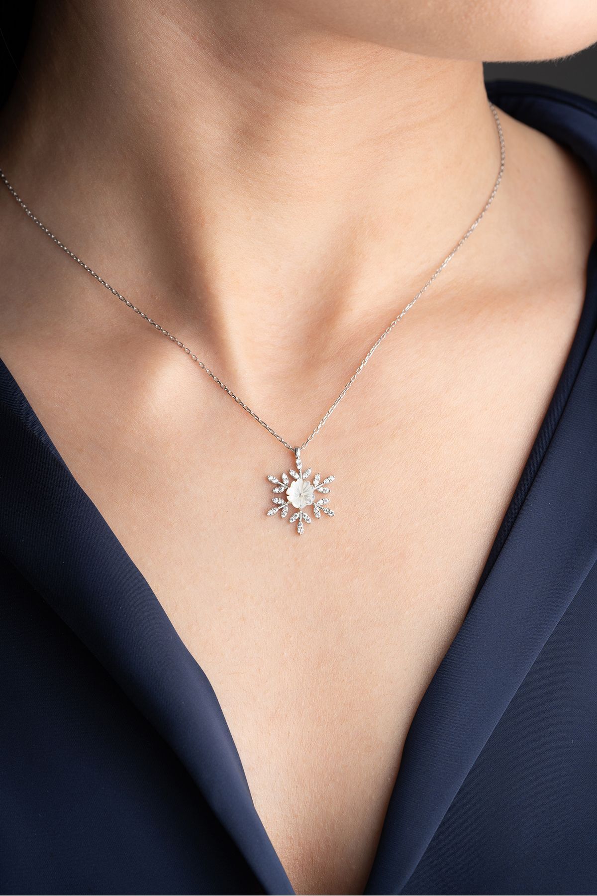 925 Ayar Gümüş Sedef Çiçekli Kar Tanesi Kolye