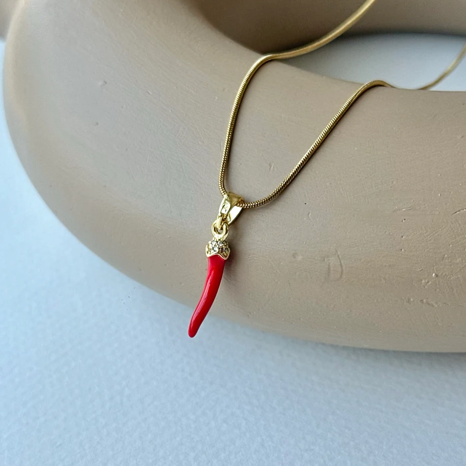 Kadın Çelik Gold Kırmızı Biber Model Şans Kolye