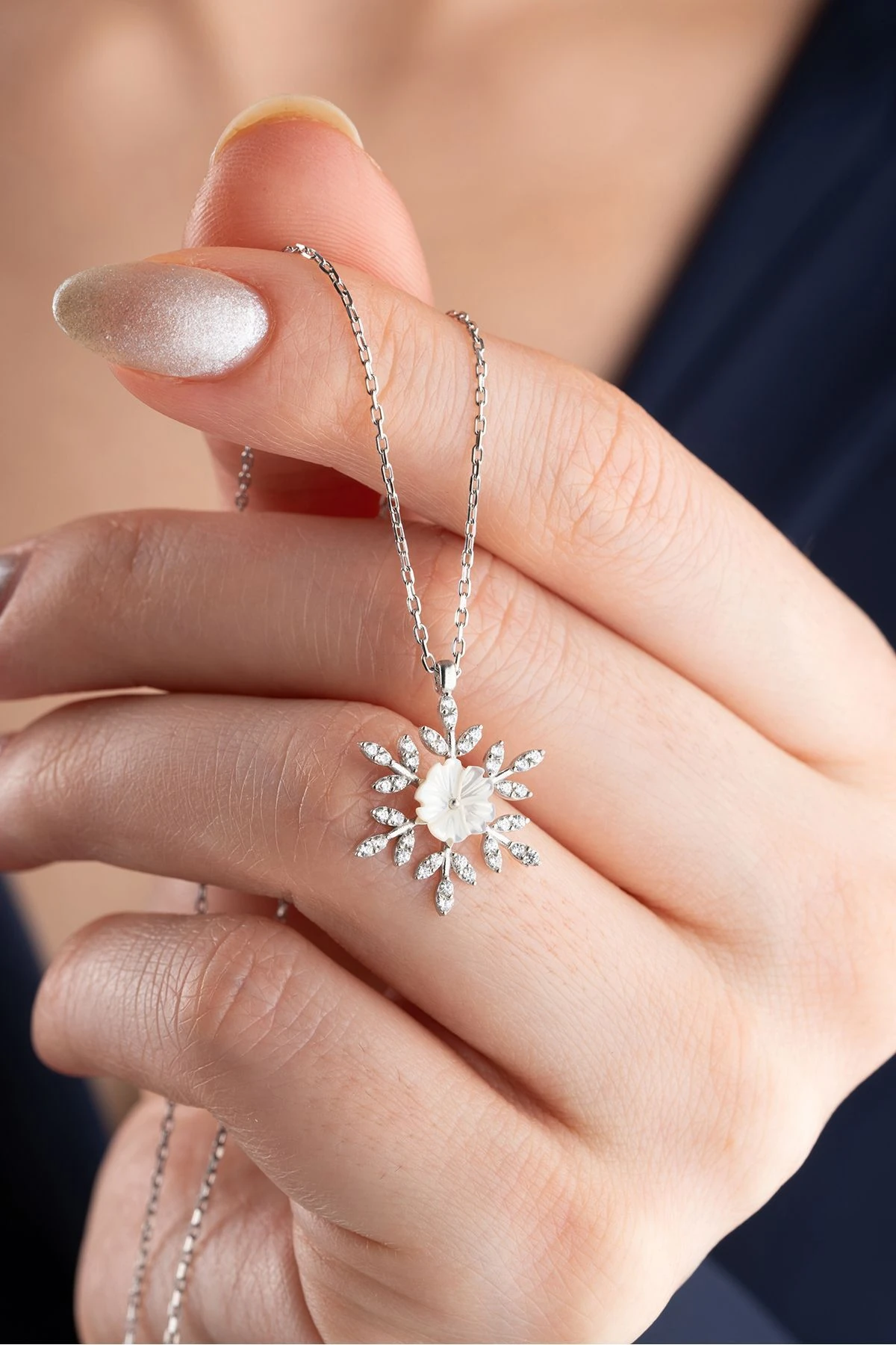 925 Ayar Gümüş Sedef Çiçekli Kar Tanesi Kolye