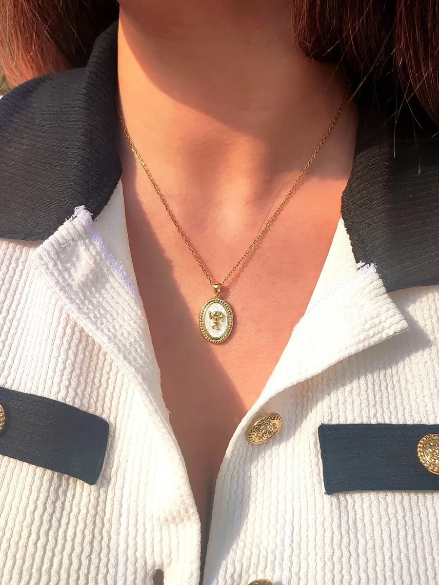 Kadın Paslanmaz Çelik Gold Oval Otantik Eros Aşk Tanrısı Figürlü Kolye