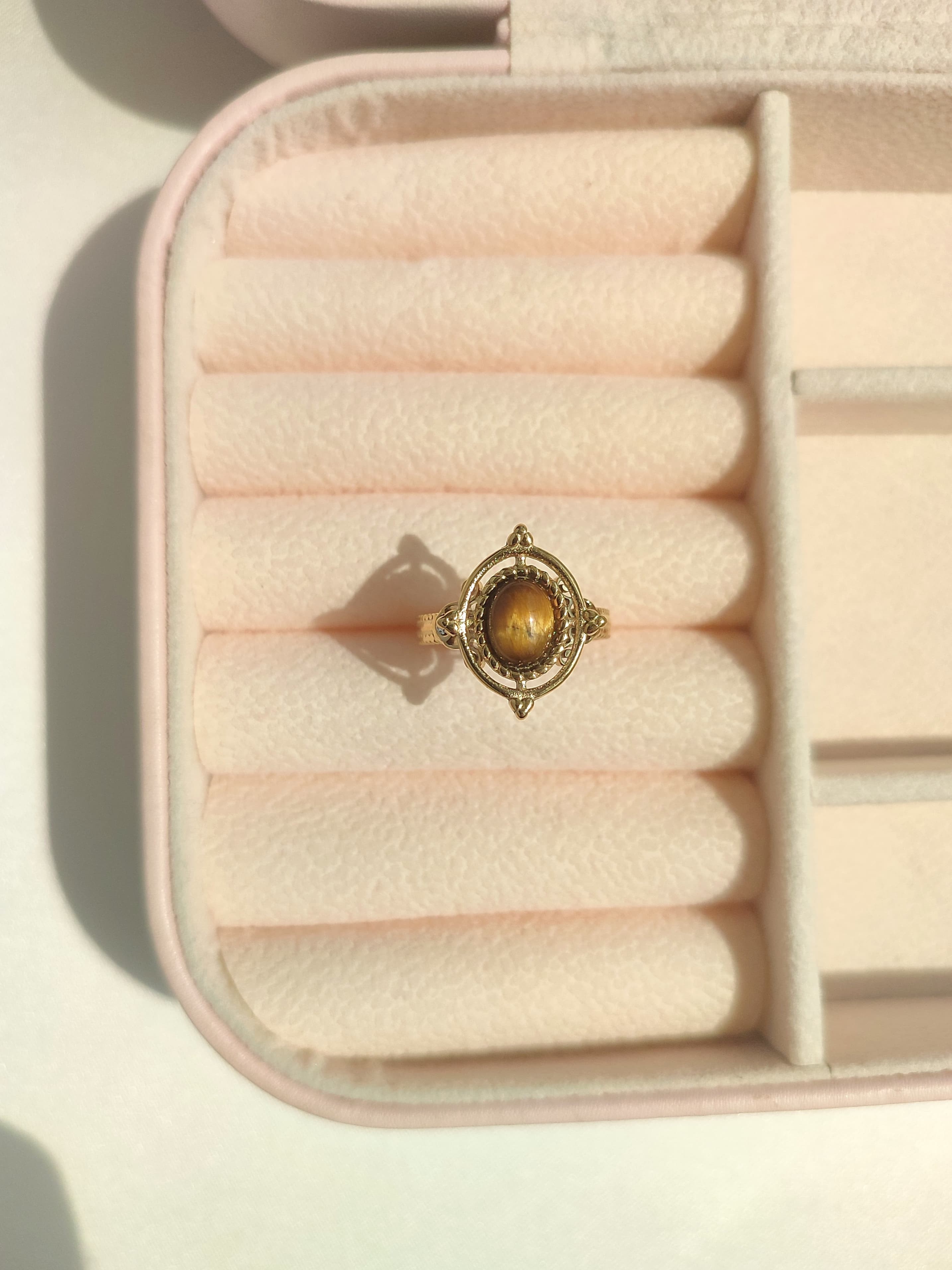 Kadın Otantik Oval Taşlı Motif Yüzük