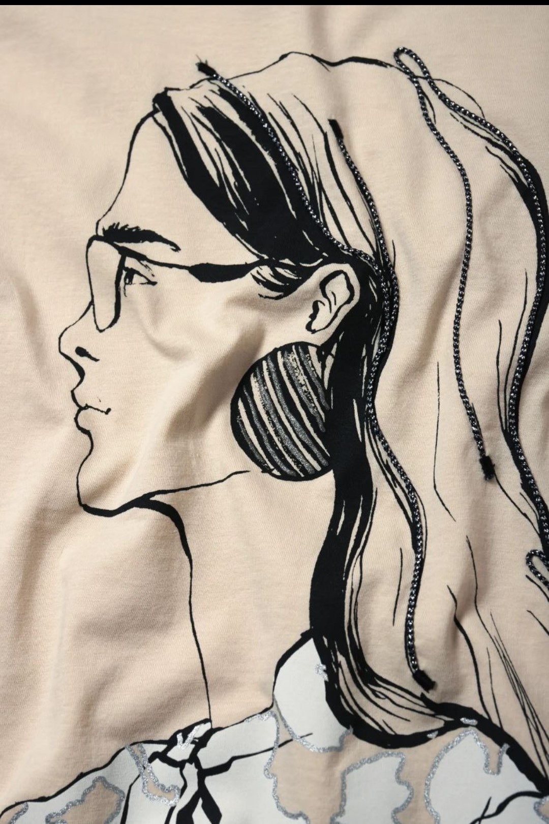 Bej Renkte Kız Figürlü Taşlı Tshirt