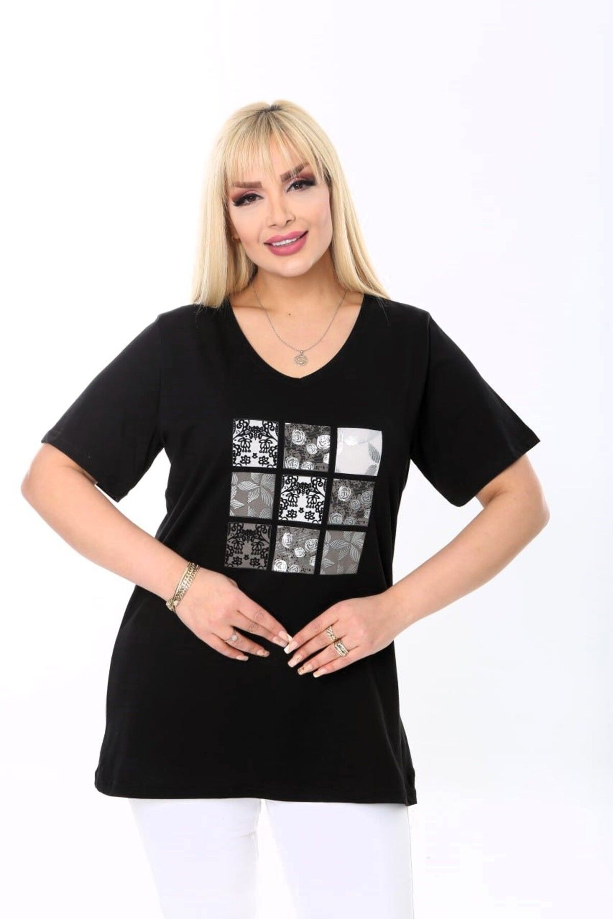 Büyük Beden V Yaka Önü Gold Desenli Tshirt