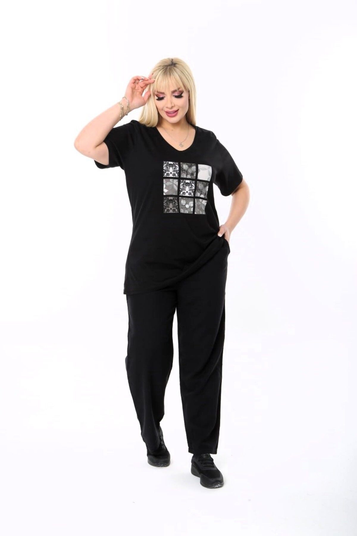 Büyük Beden V Yaka Önü Gold Desenli Tshirt