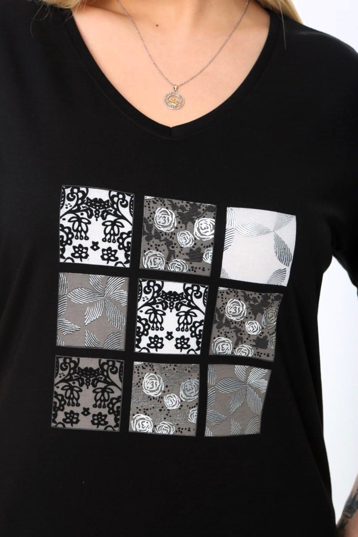 Büyük Beden V Yaka Önü Gold Desenli Tshirt