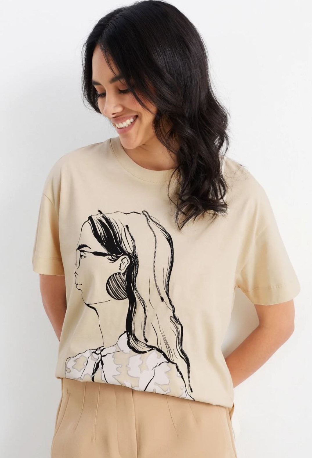 Bej Renkte Kız Figürlü Taşlı Tshirt - Bej