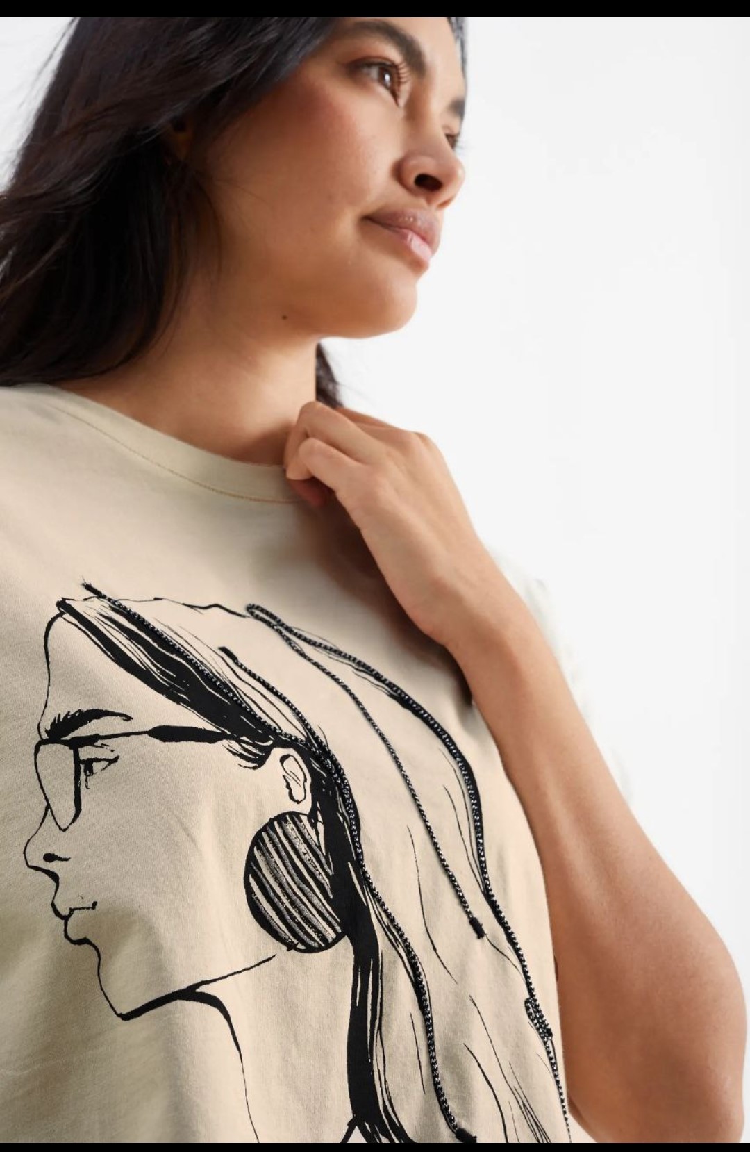 Bej Renkte Kız Figürlü Taşlı Tshirt