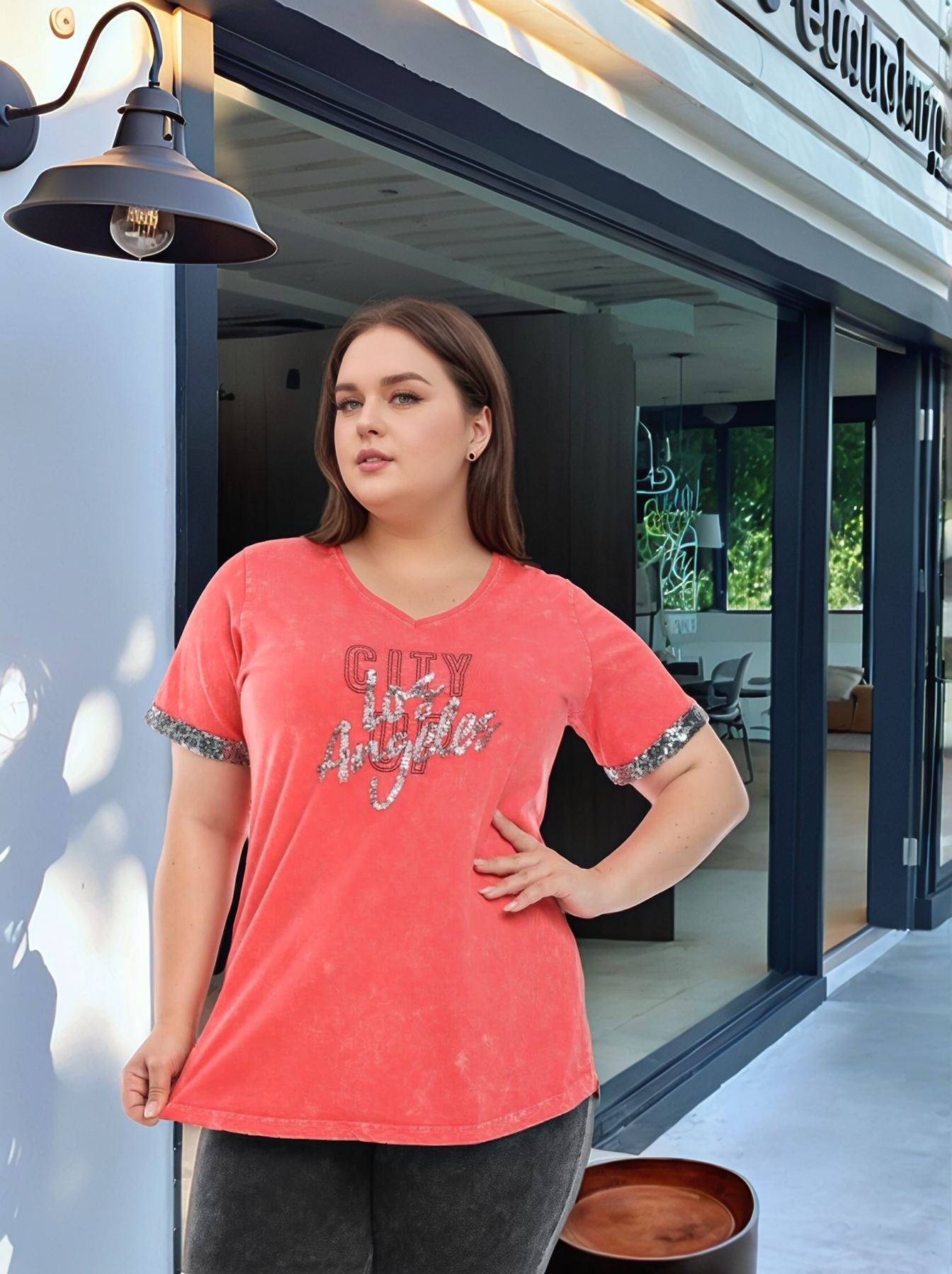 Kadın Kırmızı Renkte Pullu Payetli V Yaka Tshirt