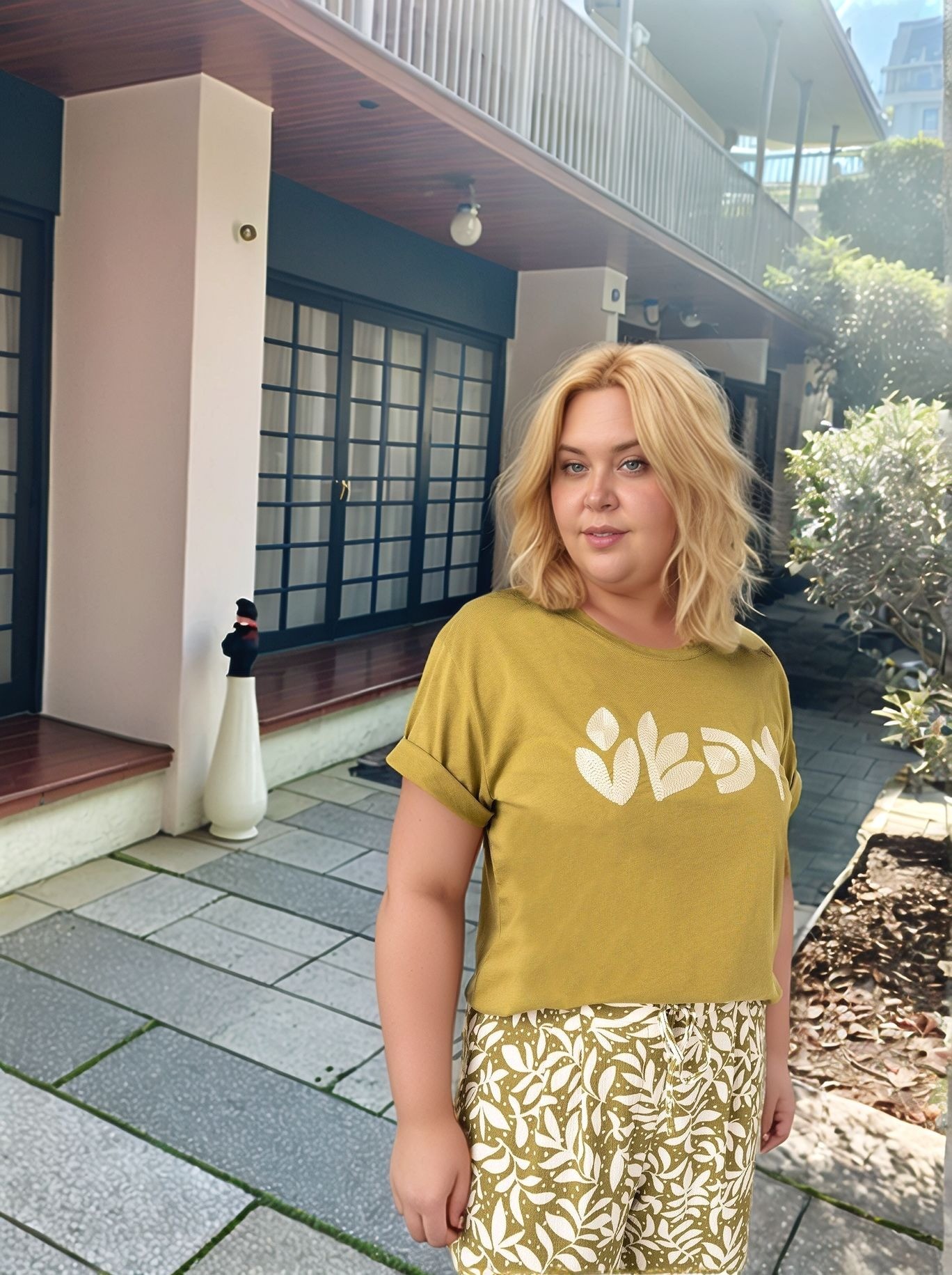 YEŞİL ÖNÜ NAKIŞLI TSHİRT