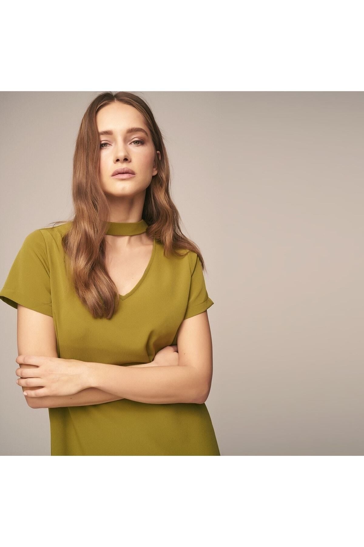 Yeşil Renkte Choker Yakalı Elbise