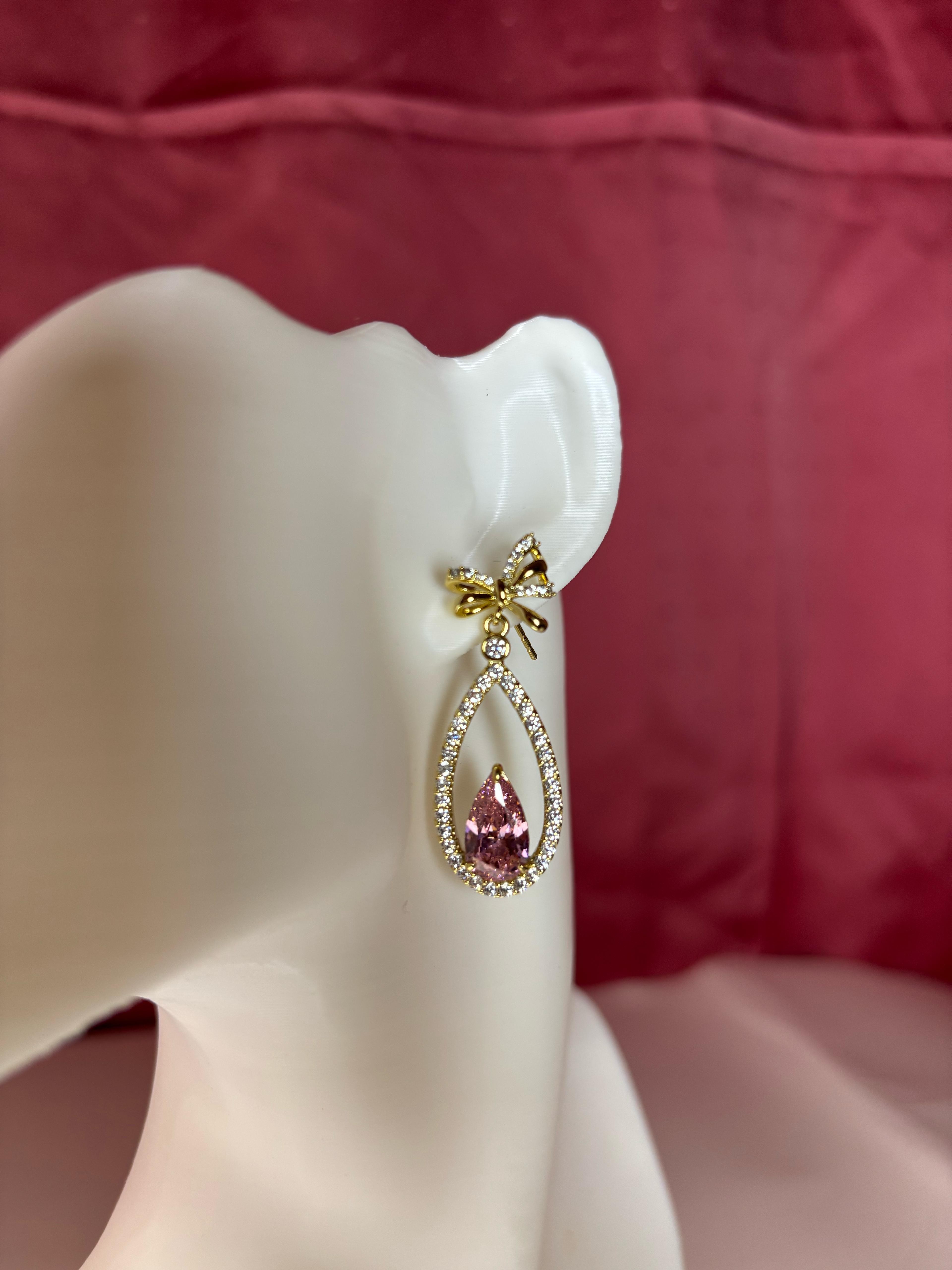 Gold Pembe Taşlı Zarif VIP Küpe