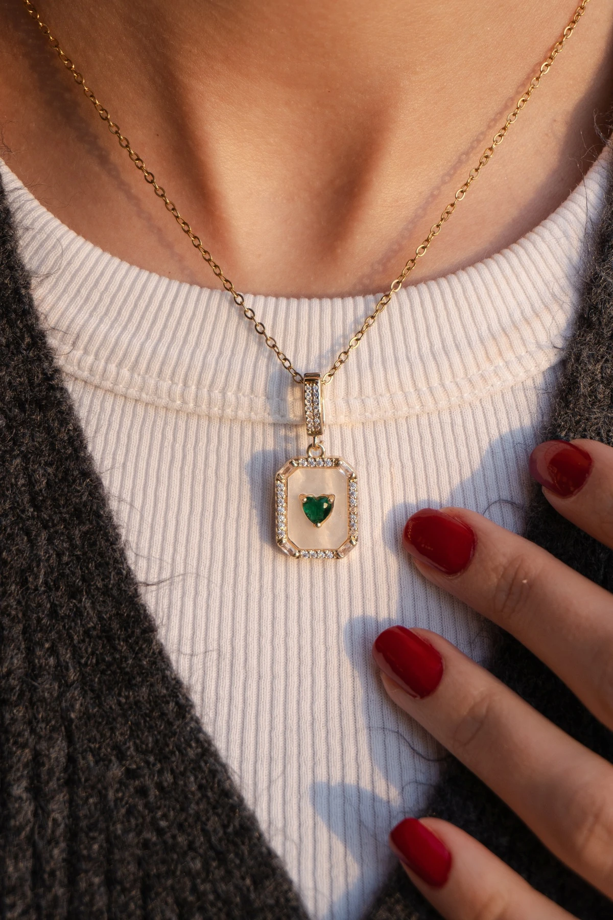 Çelik Kalp Detaylı Zirkon Taşlı Kolye