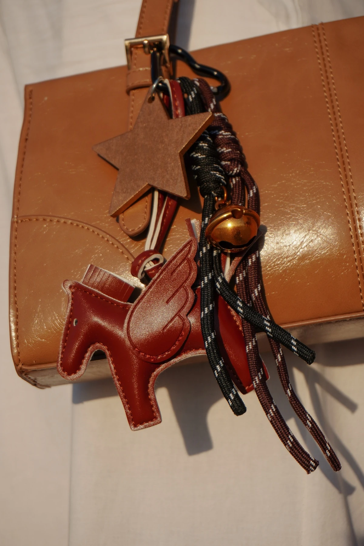 Kanatlı At ve Yıldızlı Çoklu Çanta Charmı