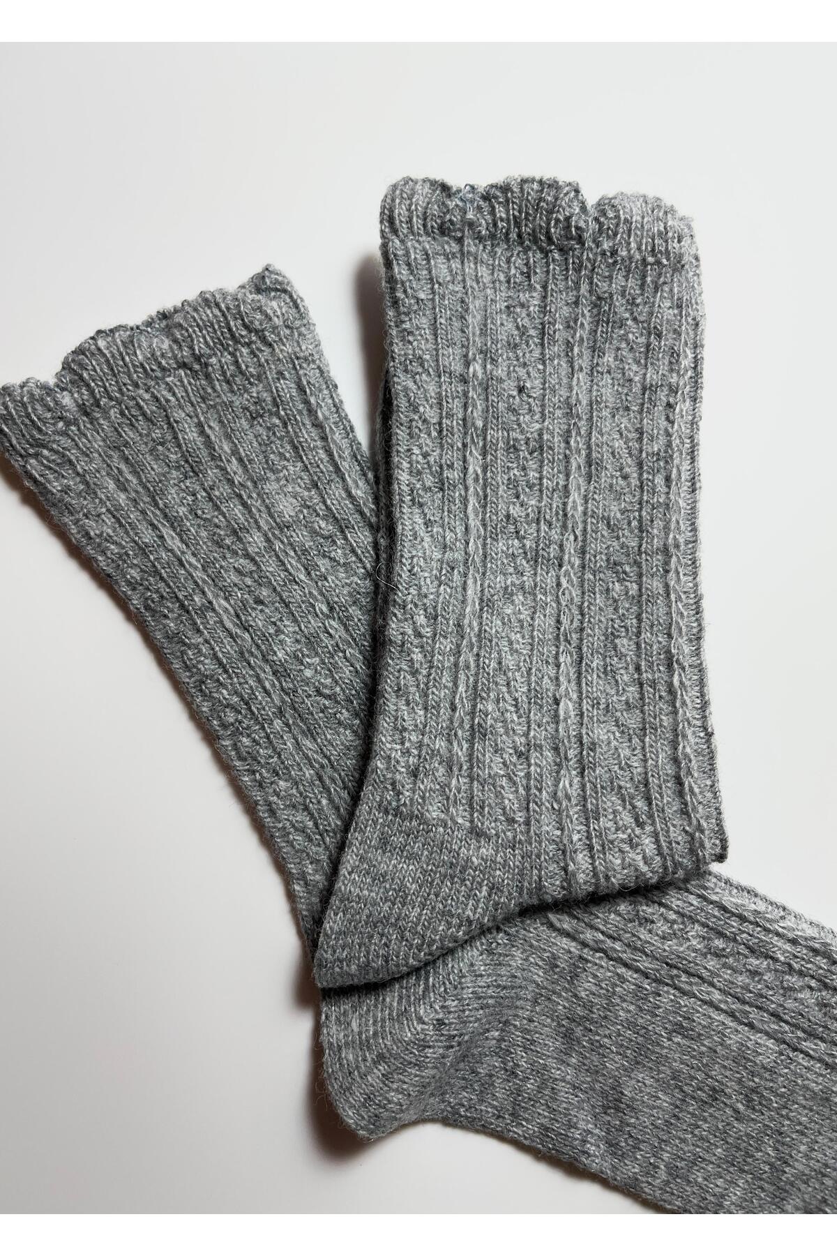 Örgü Desenli Yünlü Kadın Çorabı