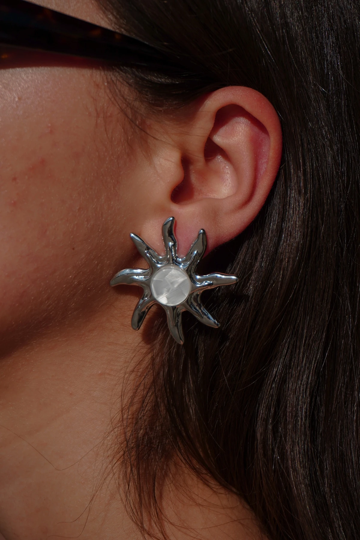 Güneş Tasarımlı Taş Detaylı Çelik Küpe