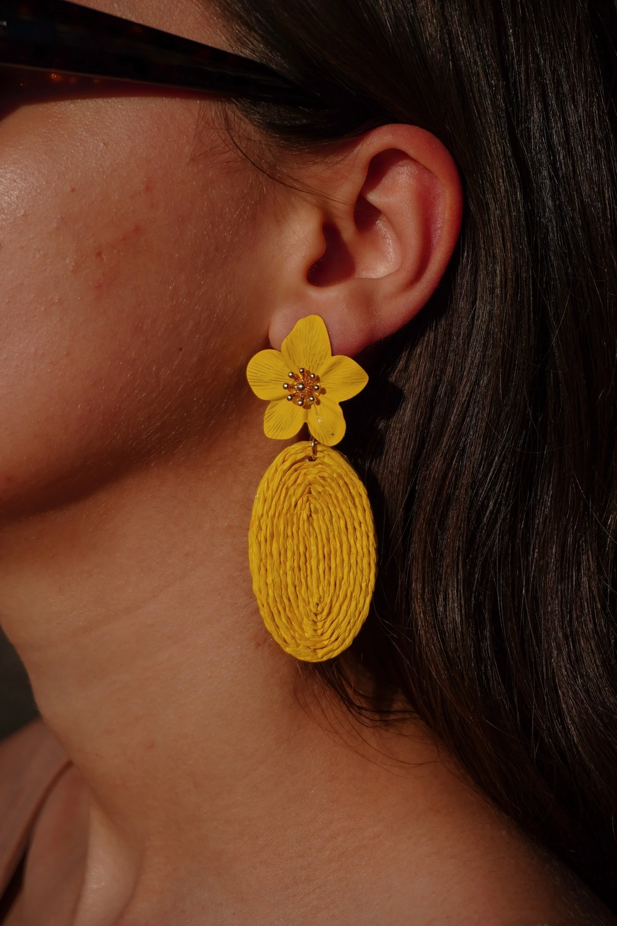 Çiçekli Oval Hasır Sallantılı Küpe