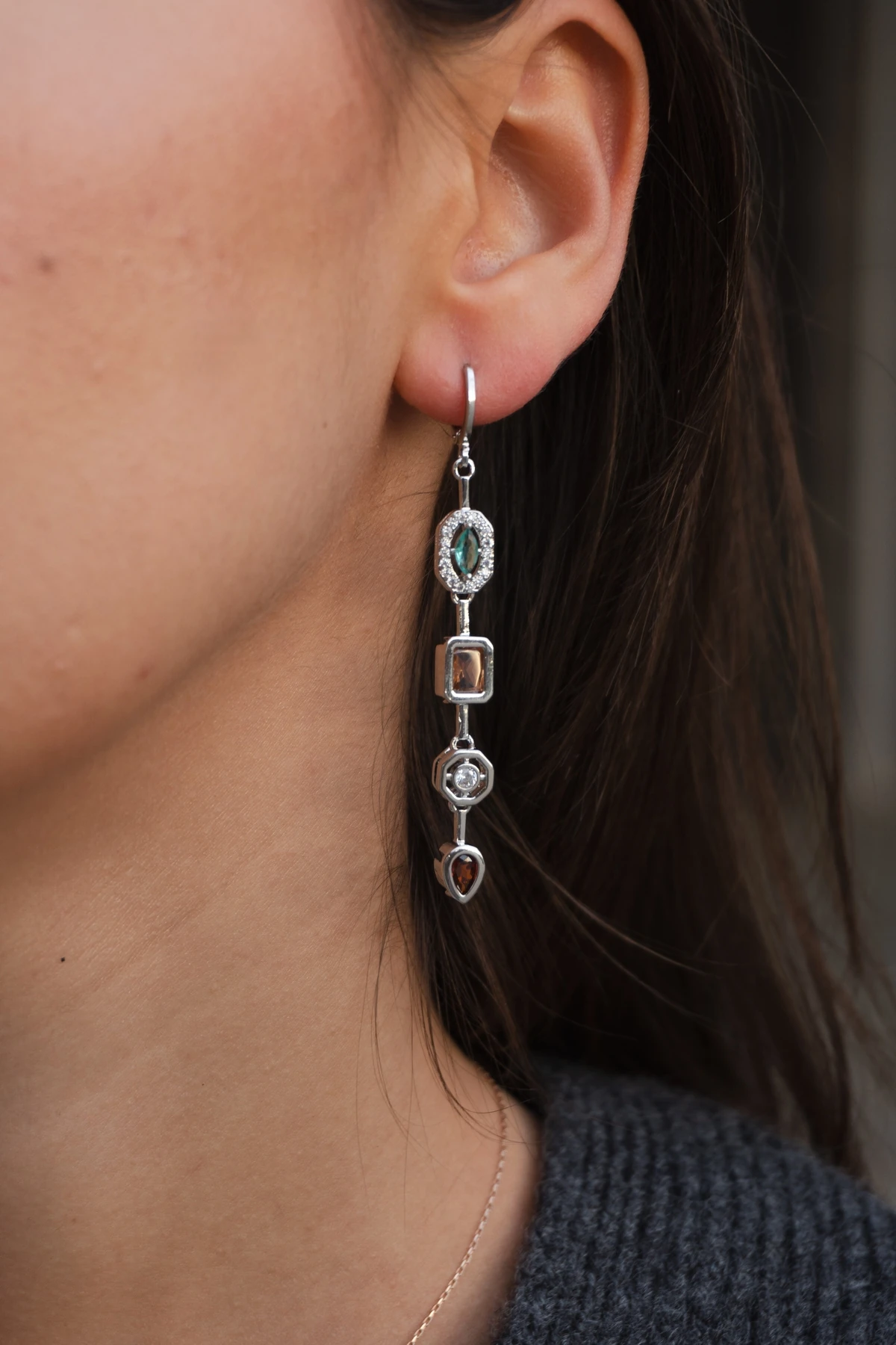 Çelik Uzun Sallantılı Zirkon Taşlı Küpe