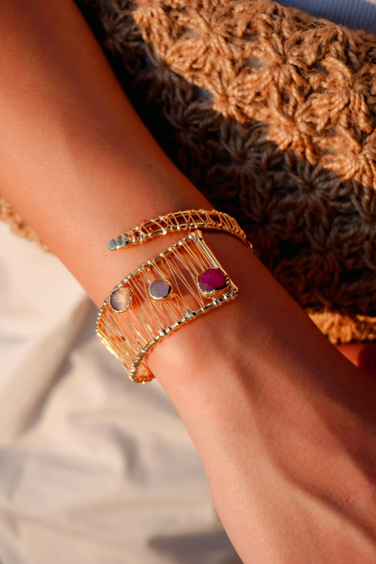 Kedigözü ve Yakut Doğal Taş Altın Kaplama Pirinç El Yapımı Bilezik